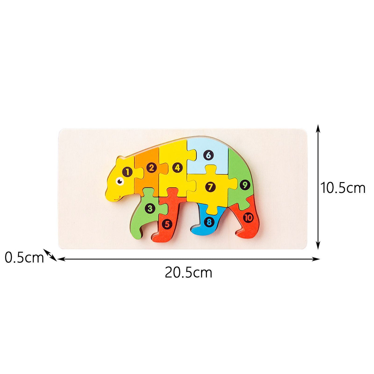 Copil mic asamblând puzzle-ul din lemn 3D Flippy model urs, antrenând motricitatea fină