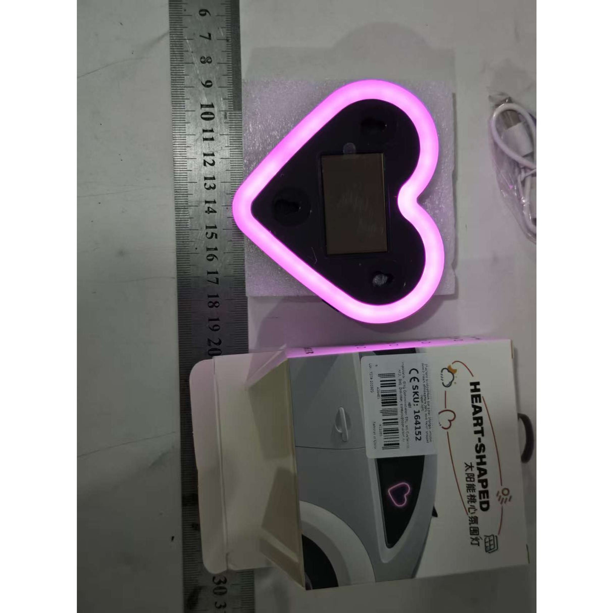 Lumina Auto Ambientala, Flippy, Model Inima, Incarcare Solara/USB, Afisaj Baterie, 9.7 x 8.4 x 1.6 cm, Roz