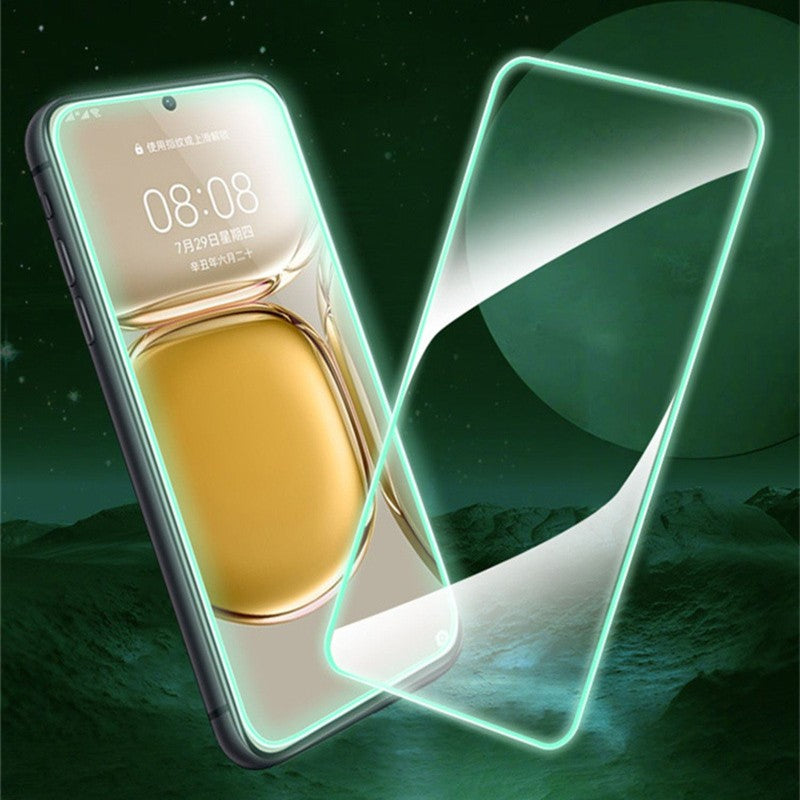 Detaliu margine silicon verde fosforescent folie Vivimall Luminous iPhone 15 Pro Max, strălucire în întuneric