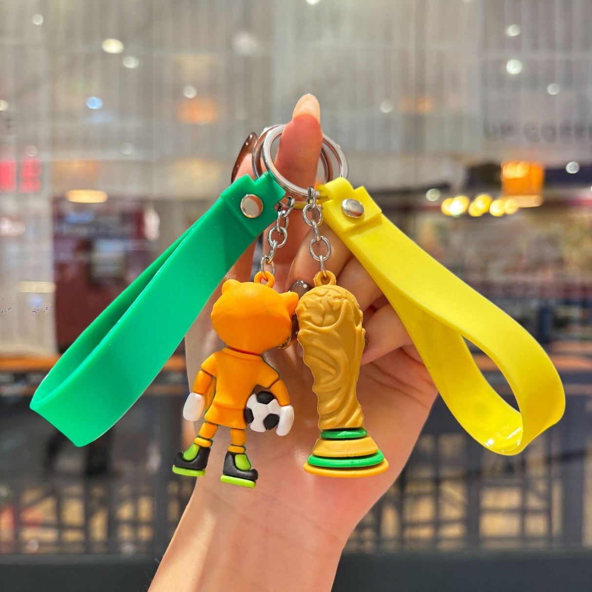 Breloc Chei, Flippy, Model Trofeu, Mascota de Fotbal, Cupa Mondiala, Accesoriu Pentru Chei si Rucsac, Cauciuc Moale, 26 g, 6.2 x 3.4 cm, Galben - vivimall.ro