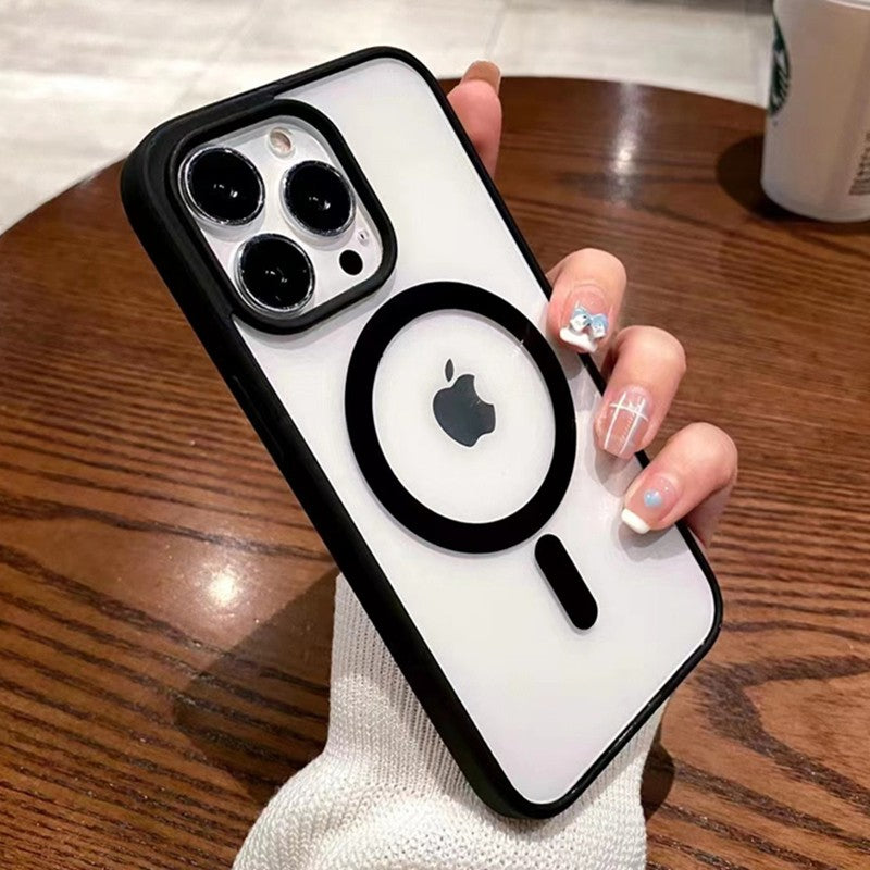 Husă MagSafe iPhone 13 negru mat, detaliu sistem magnetic integrat MagSafe