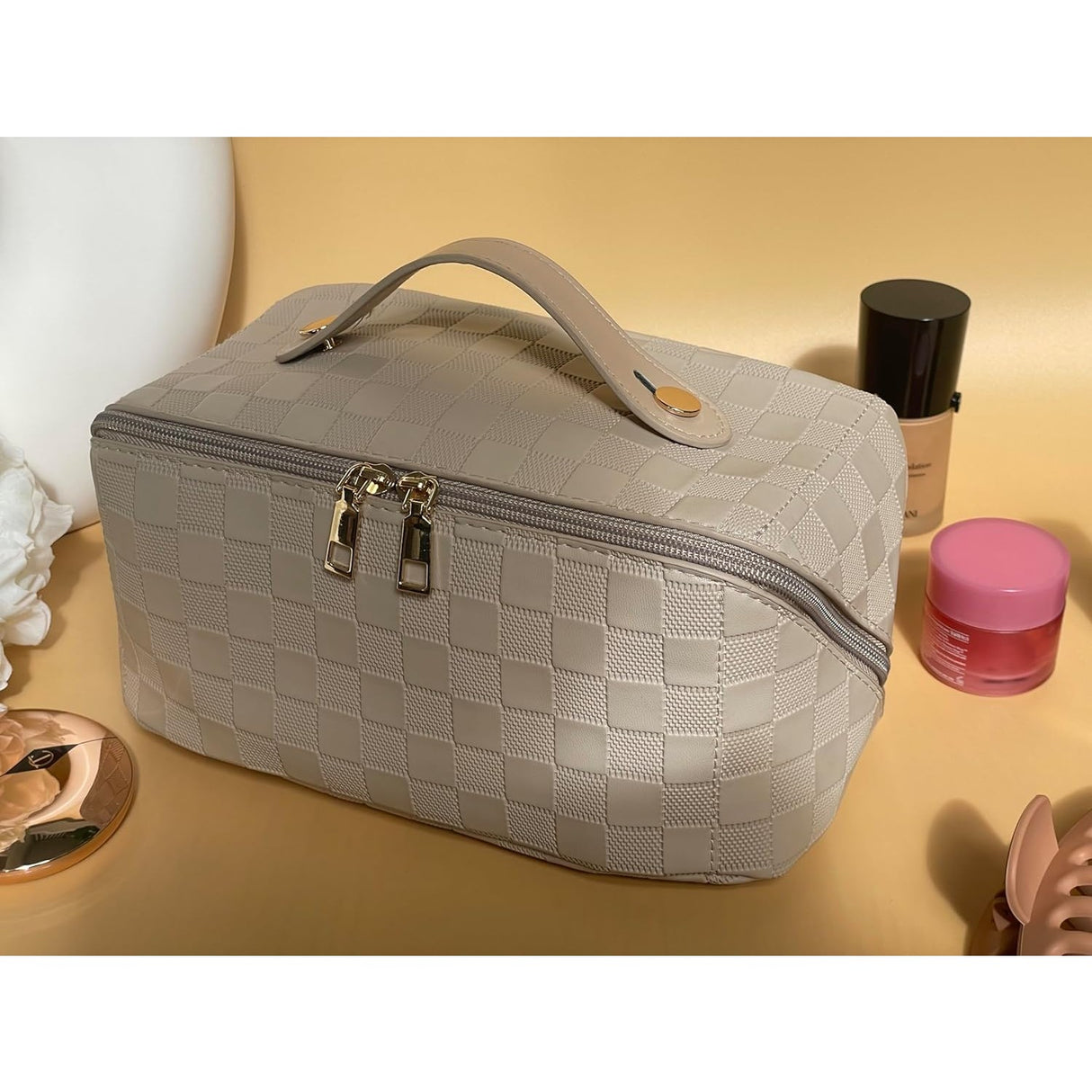 Detaliu material piele ecologică geantă cosmetice impermeabilă, textură carouri alb