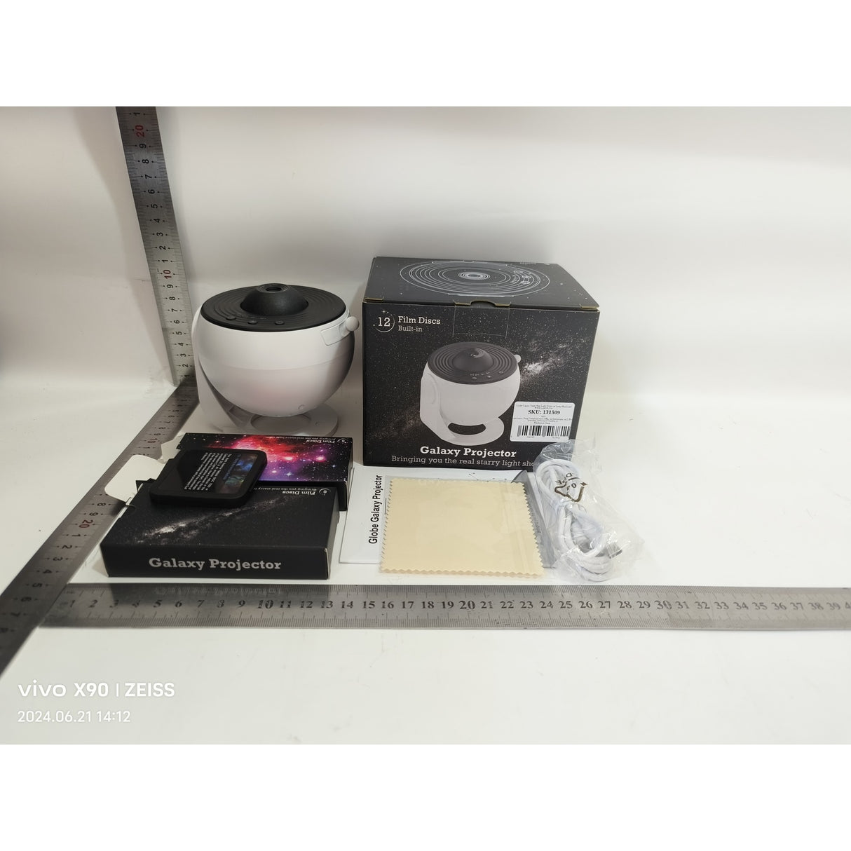 Lampa Tip Proiector Galaxie, Vivimall, pentru Dormitor, Tematica Cer Instelat, Model Glob, HD, Rotire 360 de Grade, 20 de Imagini, Incarcare USB, 10 W, 15x15 cm, Alb Negru - vivimall.ro