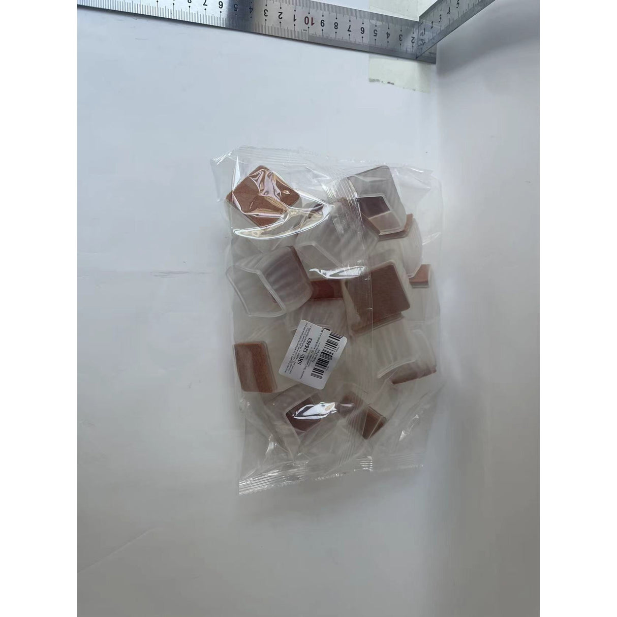 Set 16 Protectii pentru Picioare Scaun si Podea, Vivimall, Universale din Silicon, Model Patrat, Alb Transparent - vivimall.ro