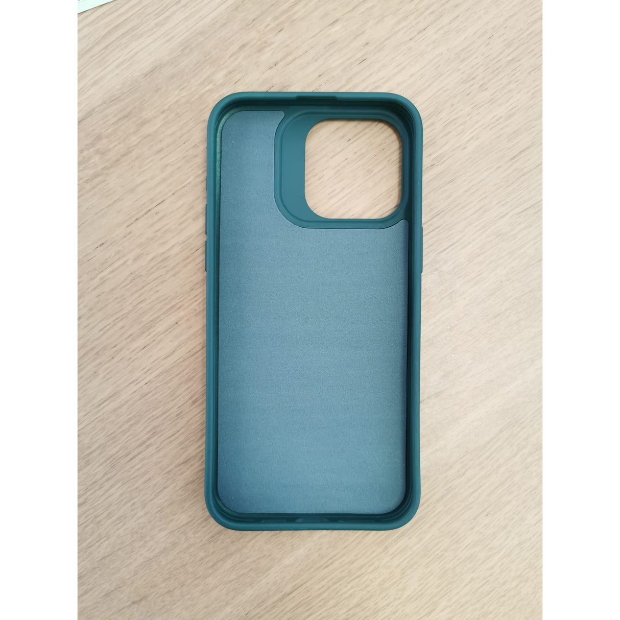 Husă iPhone 13 din silicon lichid mat verde, detaliu textură anti-amprentă