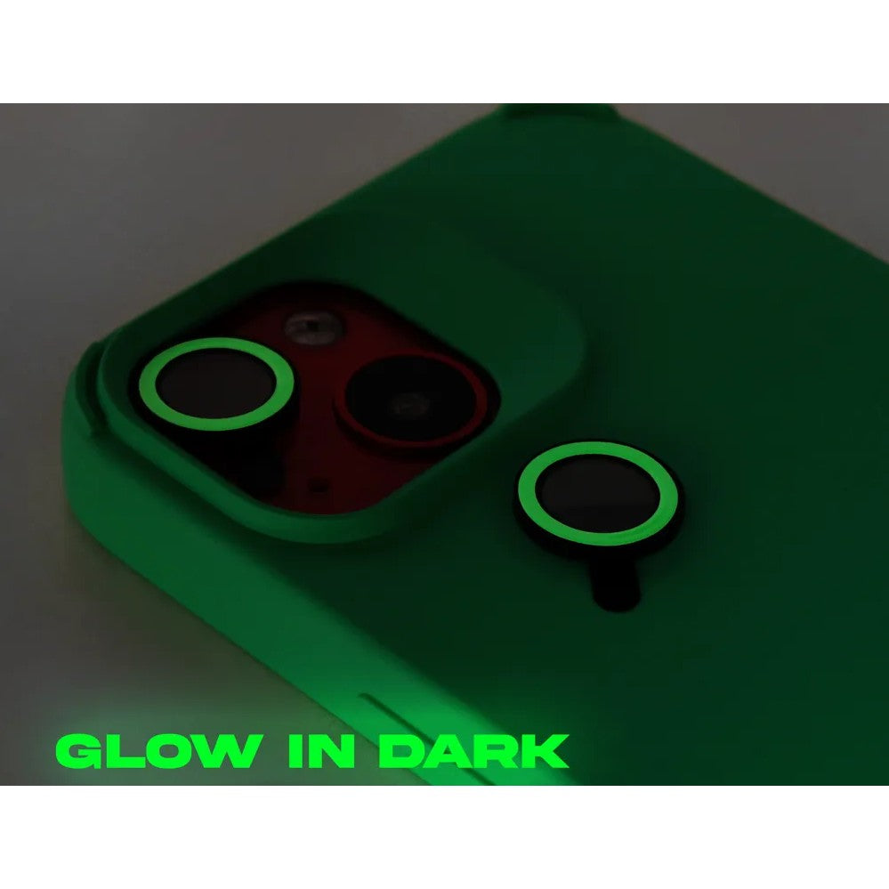 Husă iPhone 13 Pro verde montată pe telefon, vedere laterală dreapta cu butoane decupate