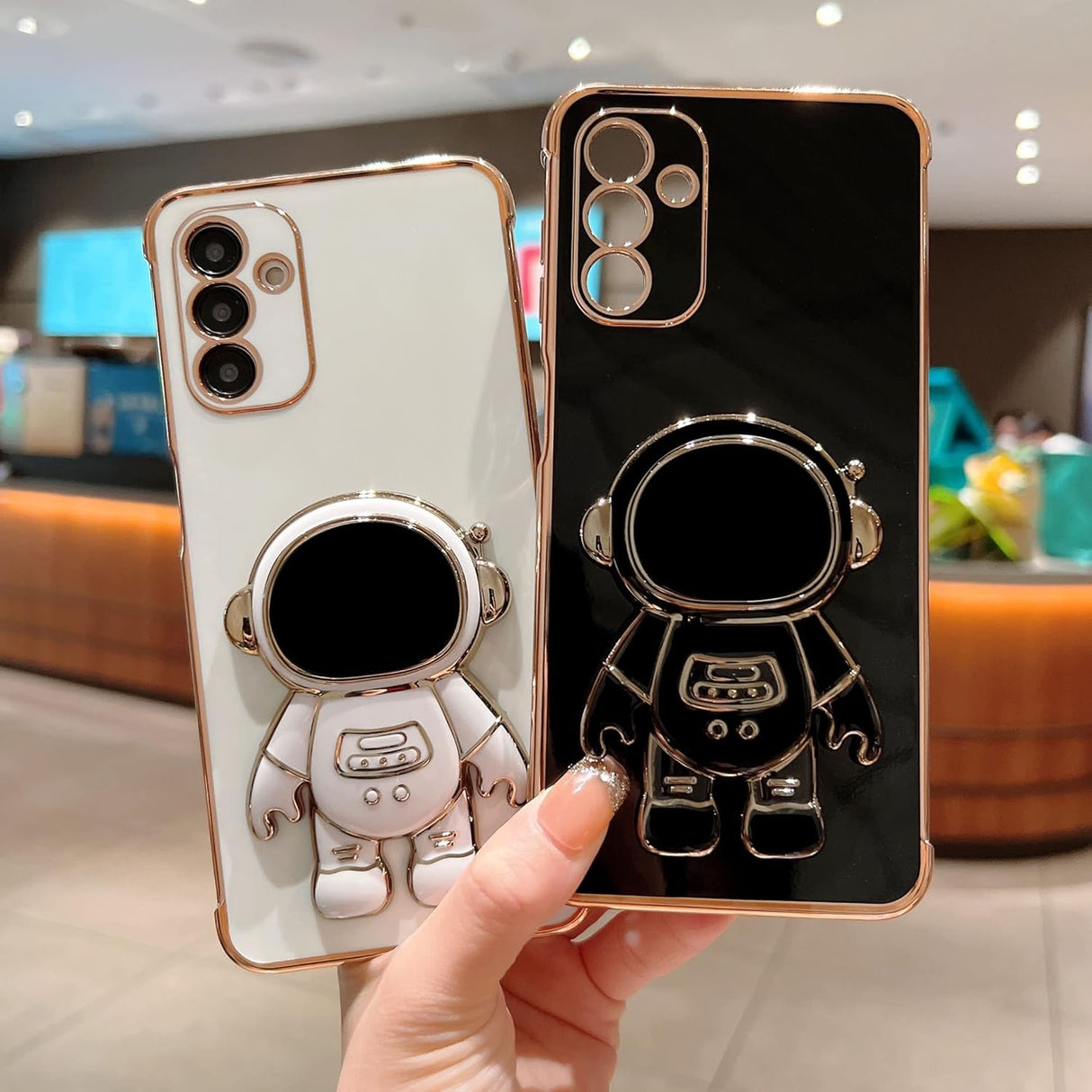 Husă 2în1 Samsung Galaxy S24 Astronaut negru – telefon susținut în poziție verticală pe suport