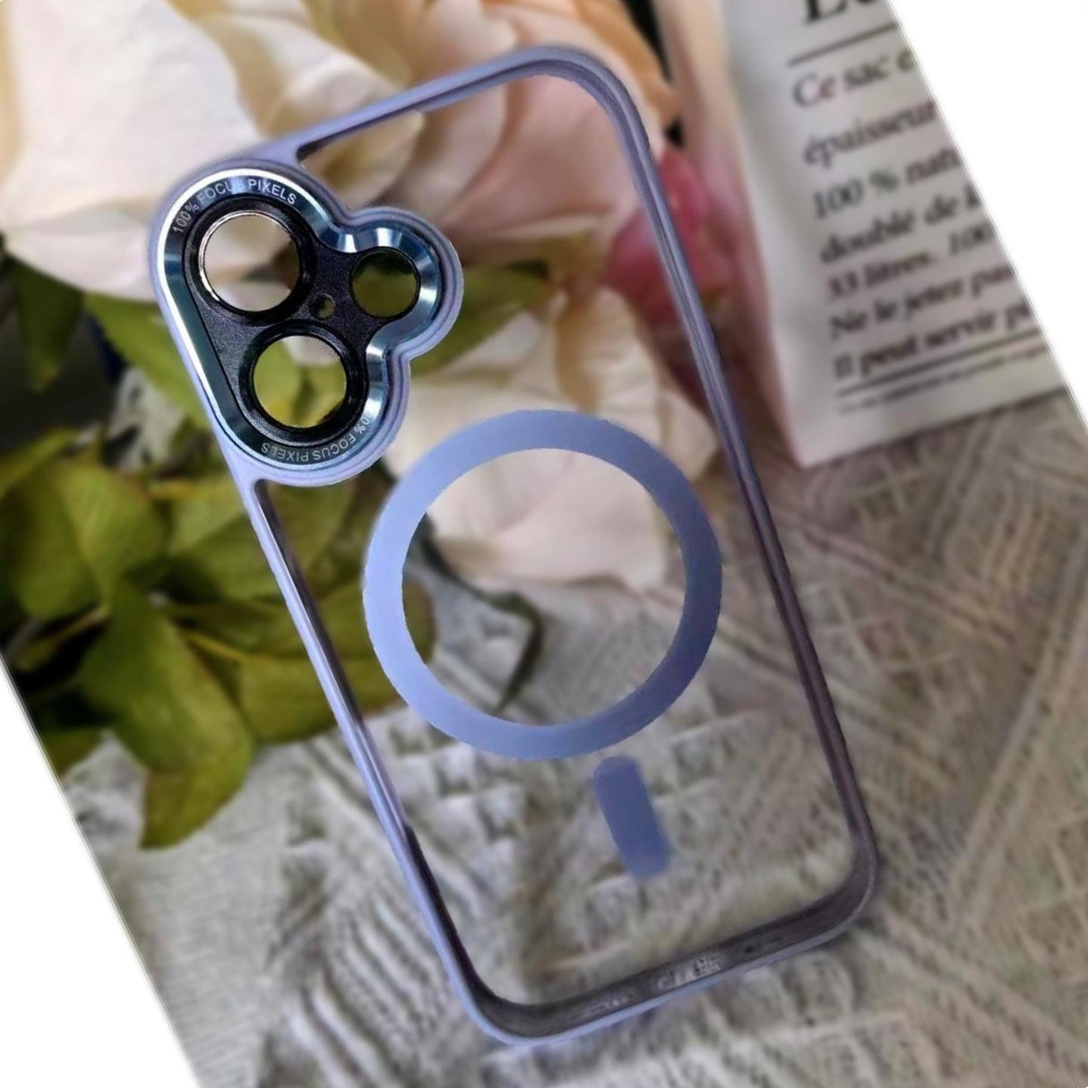 Husă MagSafe iPhone 16 mov transparent, detaliu magnet încorporat și buză ridicată cameră