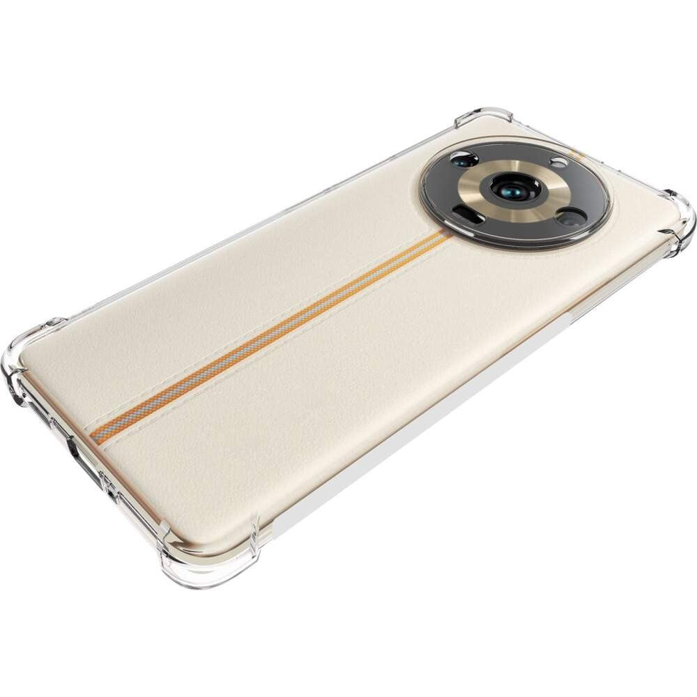 Husă transparentă Realme C55 montată pe telefon, perspectivă lifestyle, design subțire și elegant