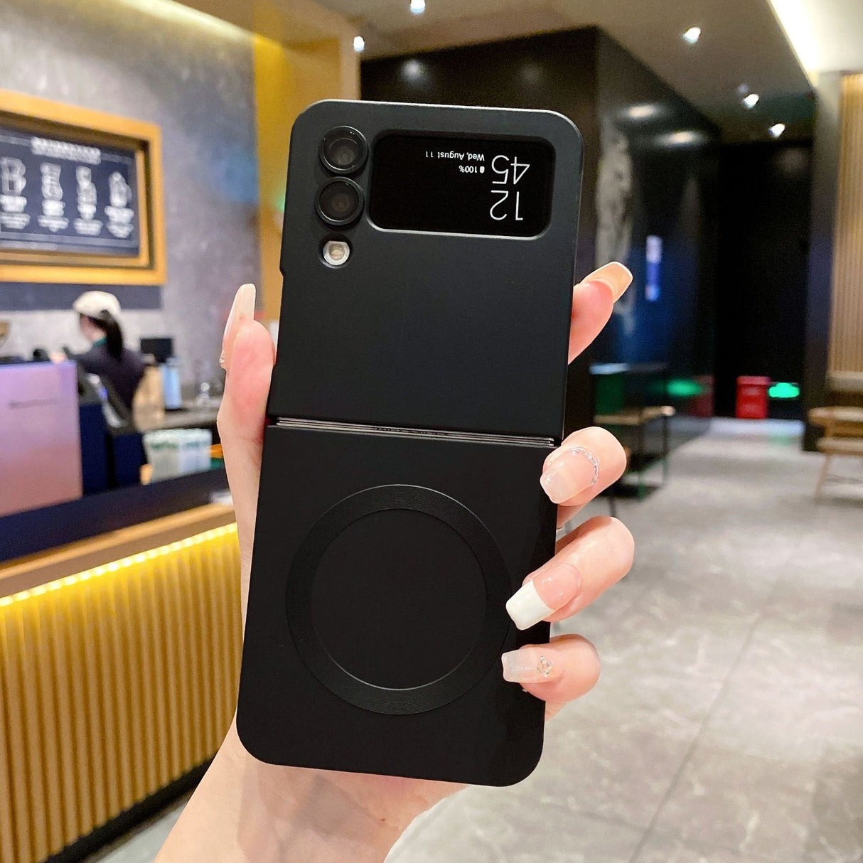Husă Samsung Galaxy Z Flip5 MagSafe negru montată pe telefon, perspectivă lifestyle