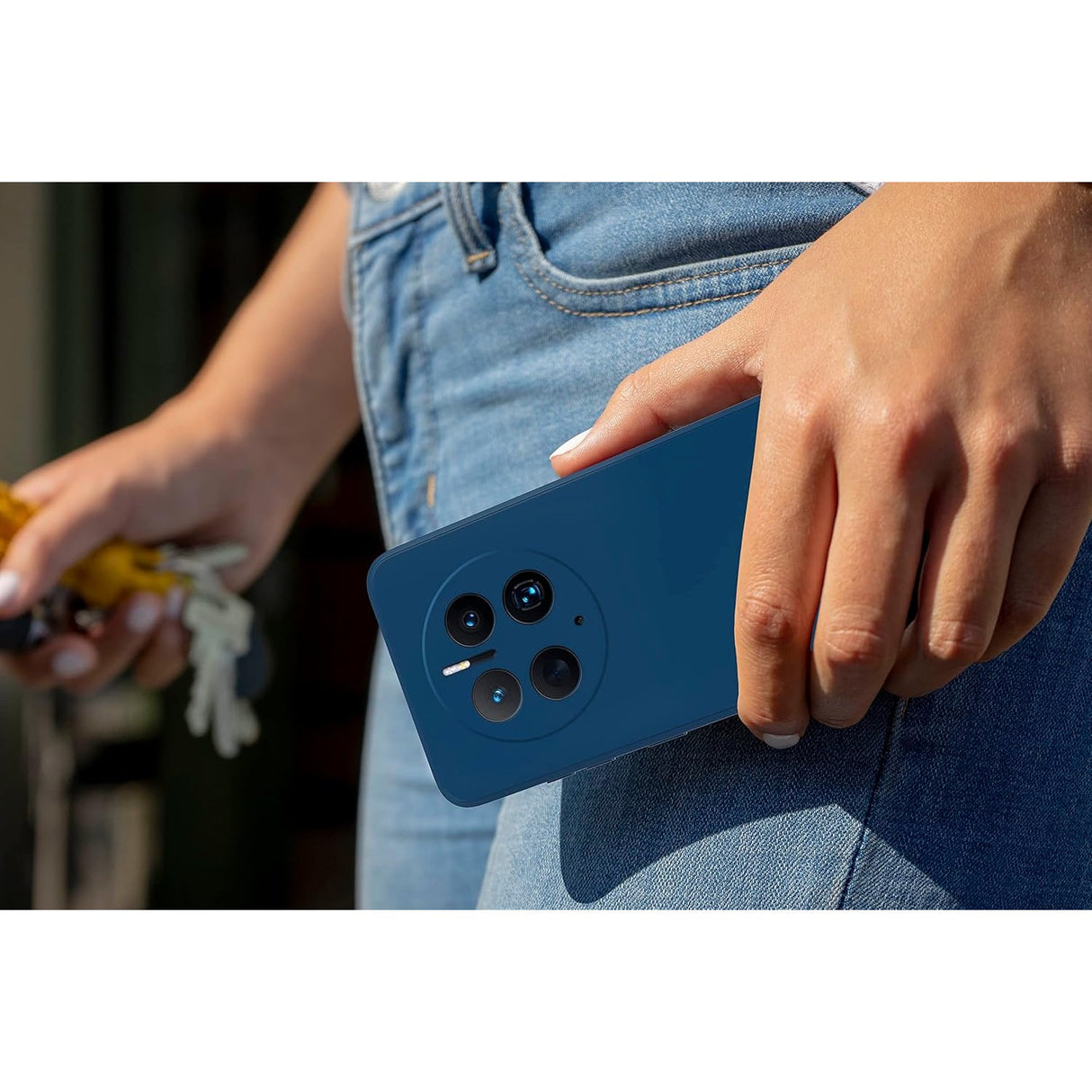 Husă Huawei Mate 60 Pro albastru, silicon lichid mat, detaliu lateral cu butoane și decupaje