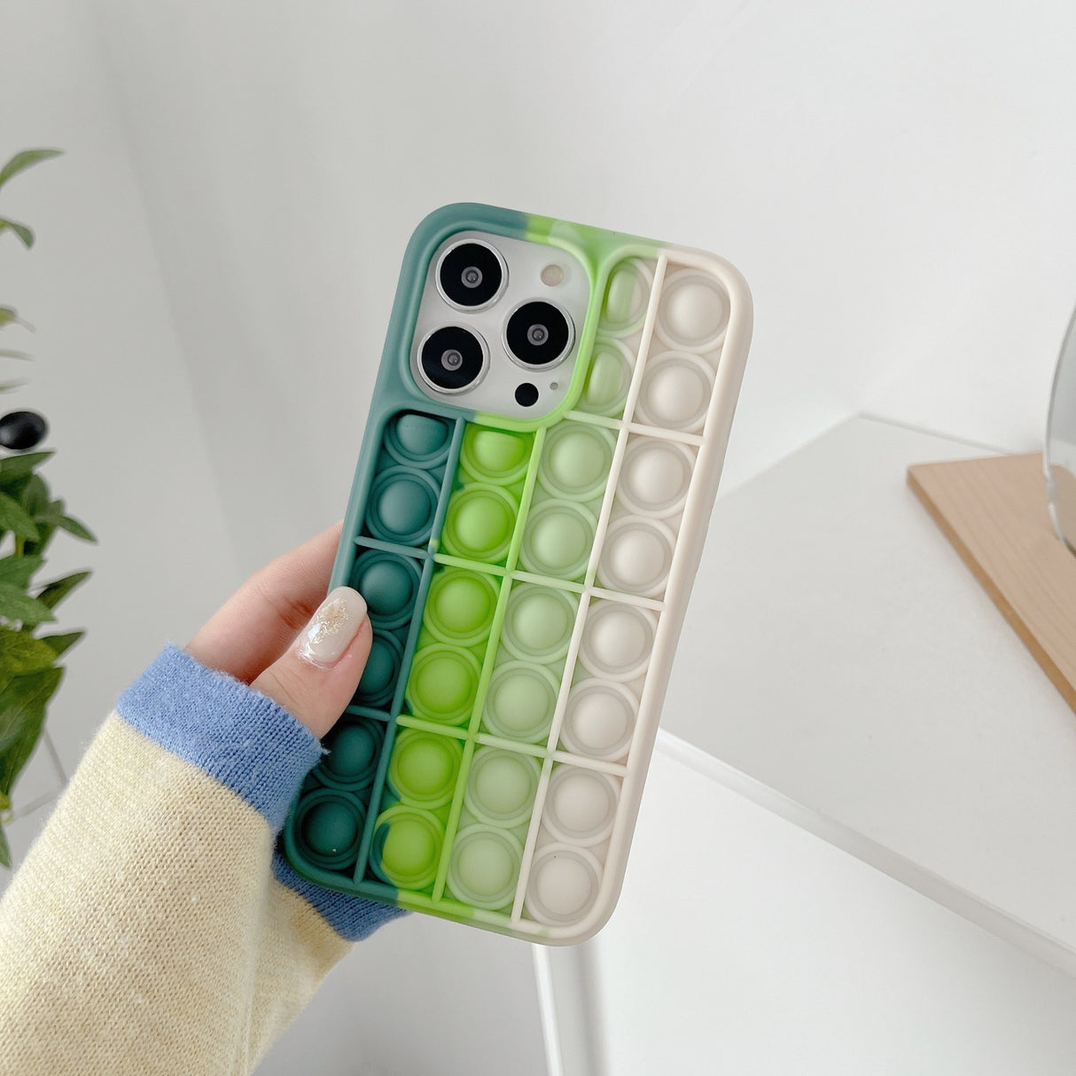 Husa de protectie Flippy Pop It compatibila cu Apple iPhone 13,Model 3,Multicolor - vivimall.ro