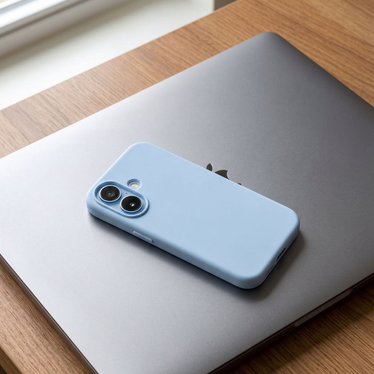 Husă Flippy iPhone 17 albastru montată pe telefon, margini ridicate protecție cameră