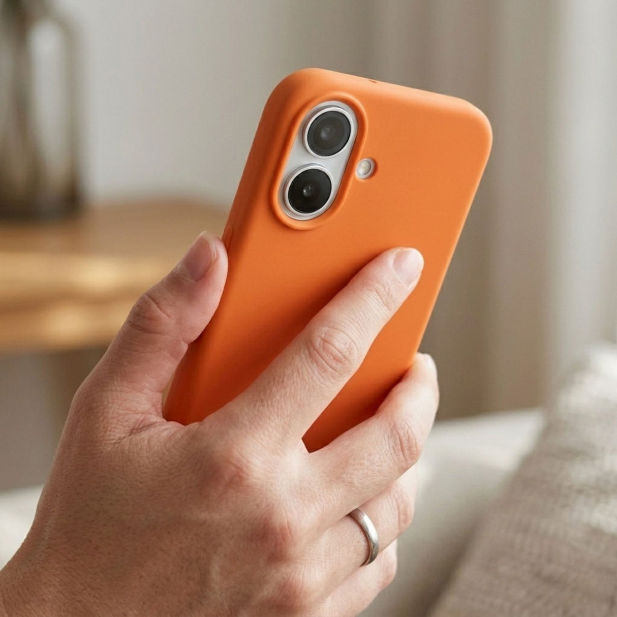 Detaliu interior microfibră husă Flippy iPhone 16 Plus, protecție antisoc ranforsată