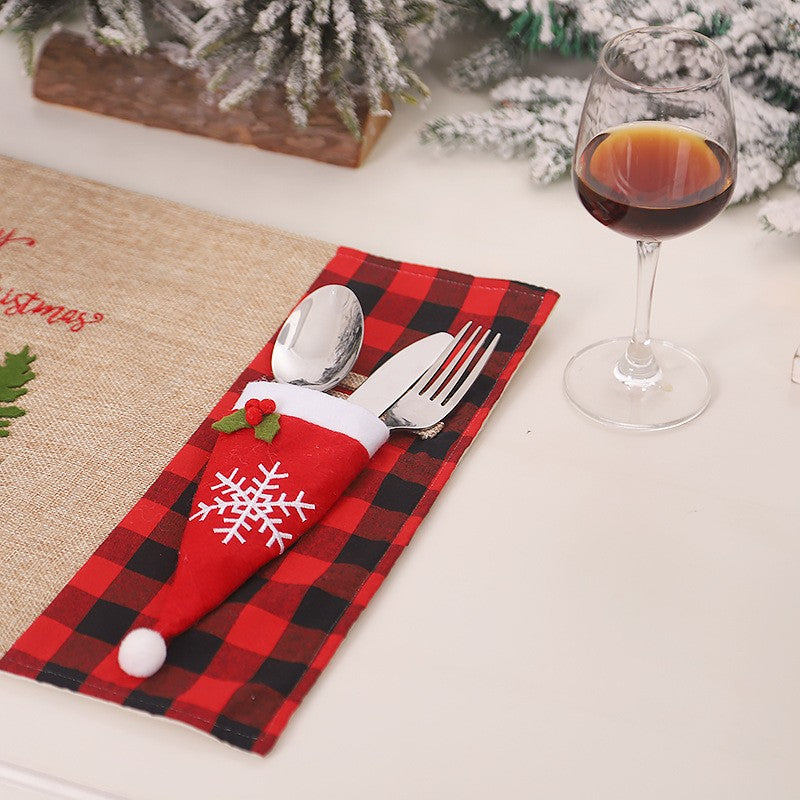 Husa decorativa festiva pentru 3 tacamuri Flippy, model caciulita cu fulg, material textil si poliester, 18 x 7 cm, rosu - vivimall.ro