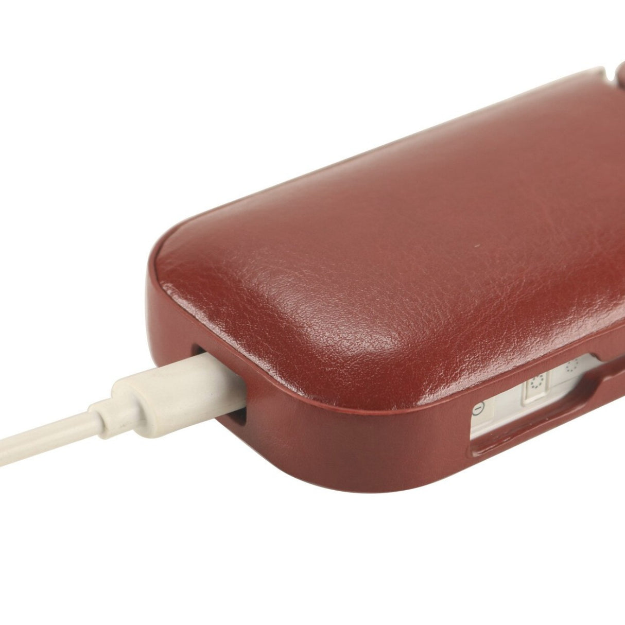 Detaliu textură piele ecologică husă IQOS 2.4 Plus, suprafață anti-alunecare maro