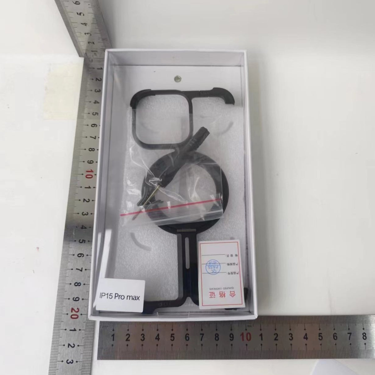 Husă metalică fără ramă iPhone 15 Pro, design minimalist negru metalizat, vedere spate