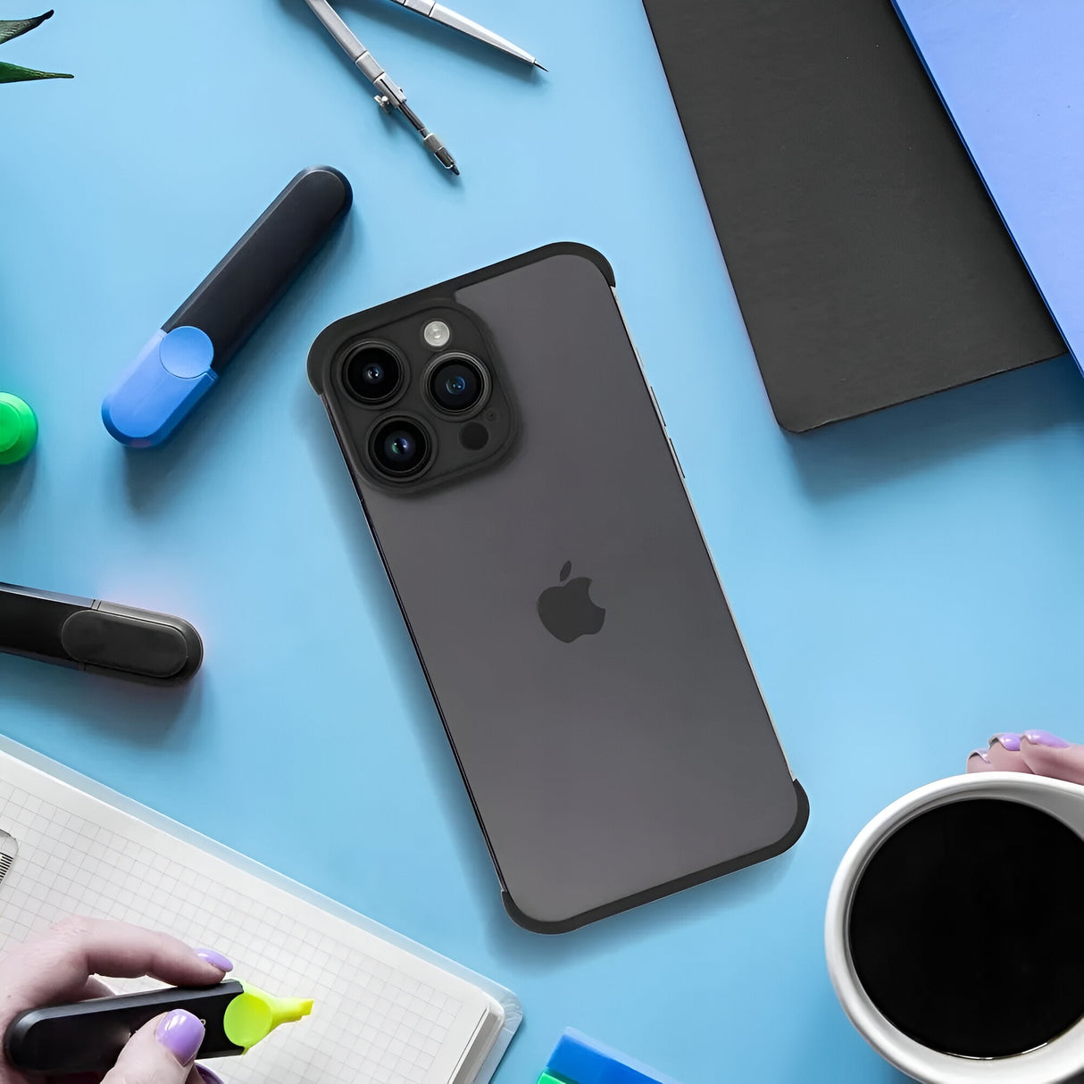 Capac colț inferior iPhone 15 Pro din TPU Edgeless negru mat, protecție antizgariere