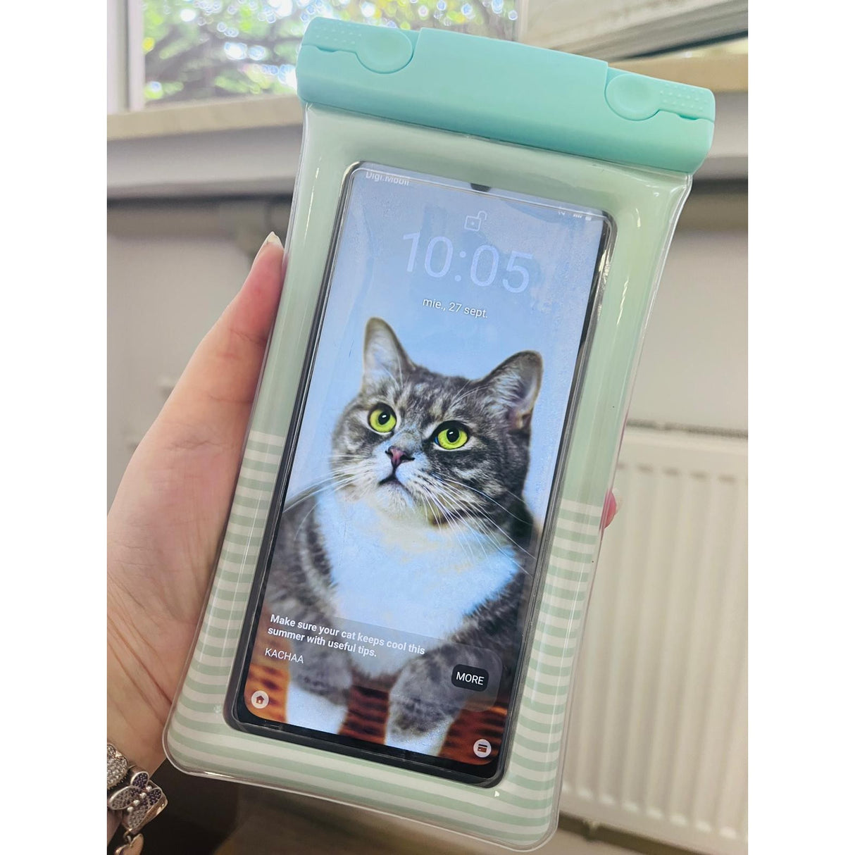 Husa subacvatica Cushion Waterproof Flippy, Snowproof, Universala, Dungata, cu Snur, pentru telefon sau documente, Verde Menta - vivimall.ro