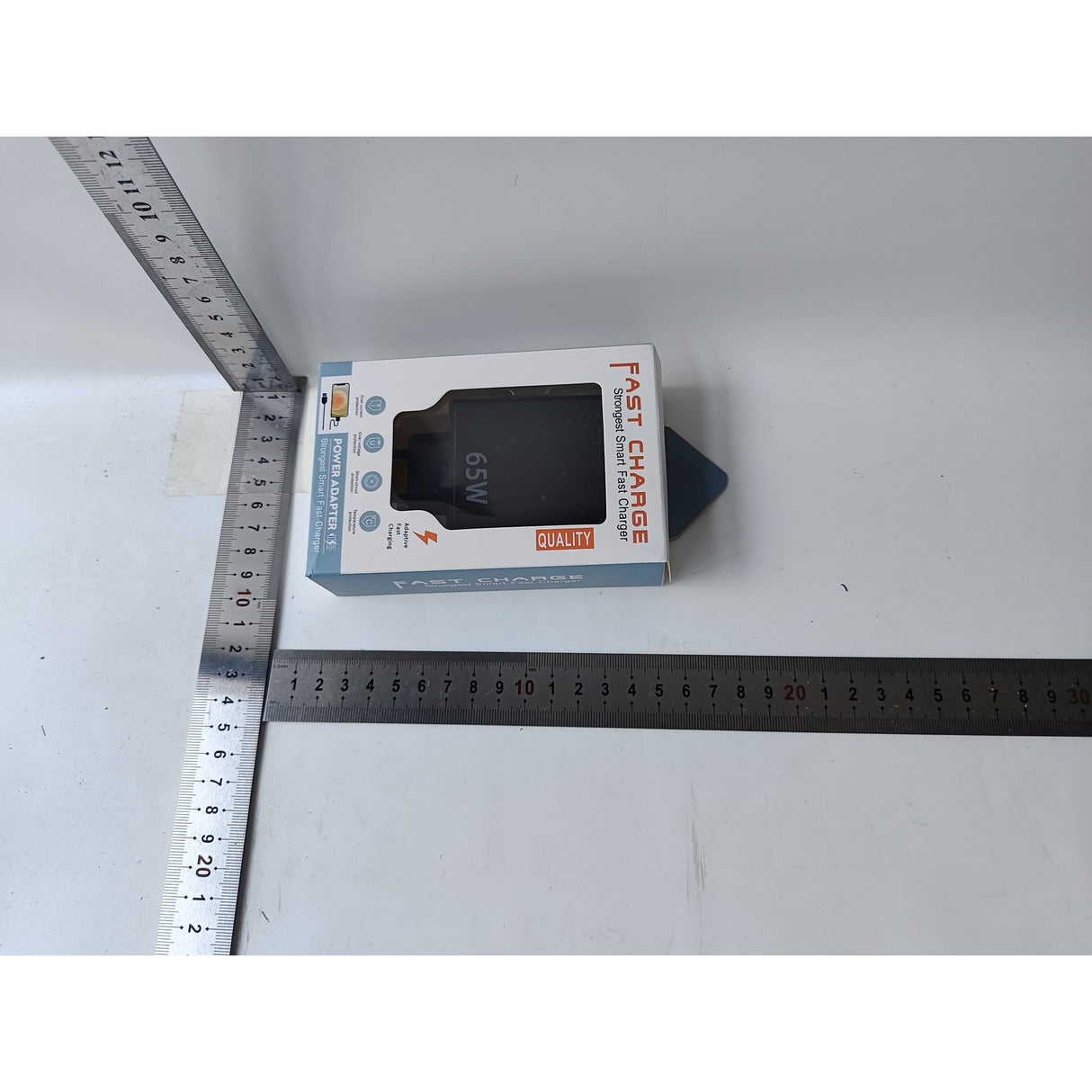 Încărcător 5 porturi 65W negru în mână, dimensiune compactă, portabil în geantă