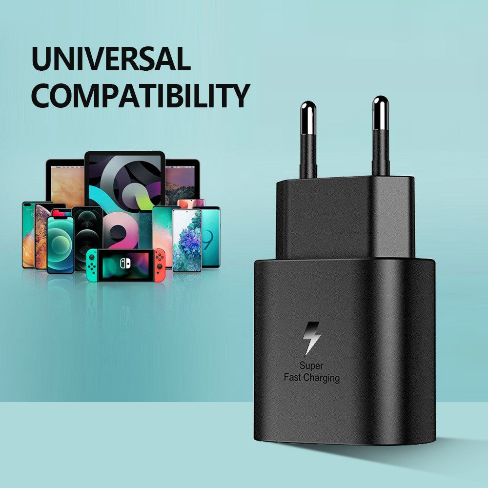 Încărcător rapid USB-C negru alături de smartphone, demonstrație compatibilitate