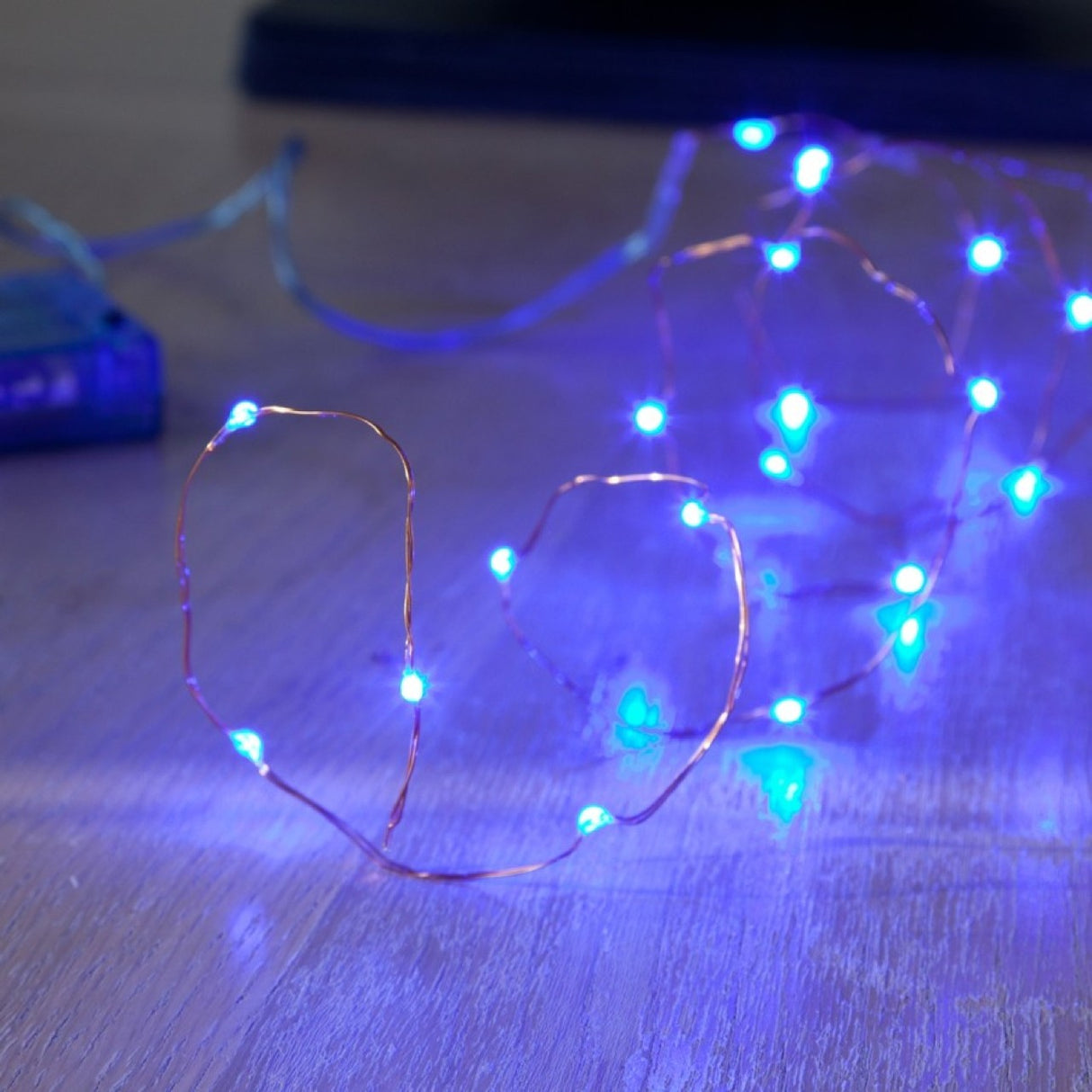 Instalatie Craciun, 40 m, 400 Led-uri, Liniara, Albastru, 8 jocuri de lumini, Transformator, Interconectabila, Prelungitor 3 m inclus, Fir Cupru, Vivimall - vivimall.ro