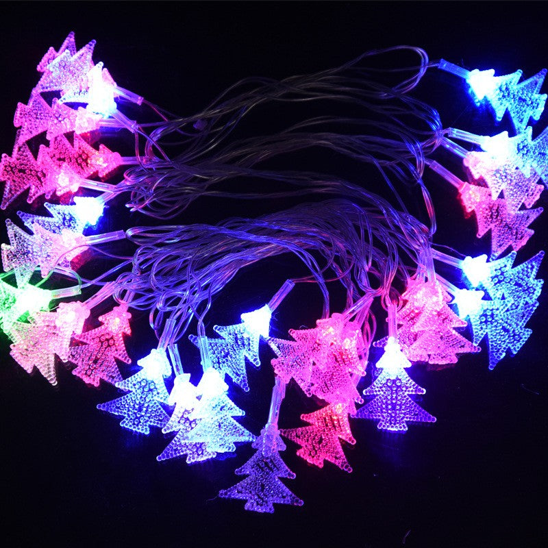 Detaliu ornament brăduț din plastic al ghirlandei luminoase multicolore pe fir transparent