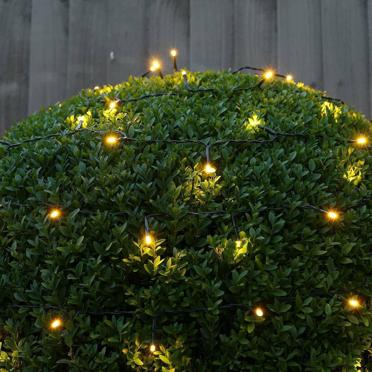 Instalatie de Craciun liniara Yoto, 10 m, din care 1 m cablu priza 220V, 100 LED, 8 jocuri de lumini, beculet in 6 colturi, pentru interior, controler, fir negru, alb cald - vivimall.ro