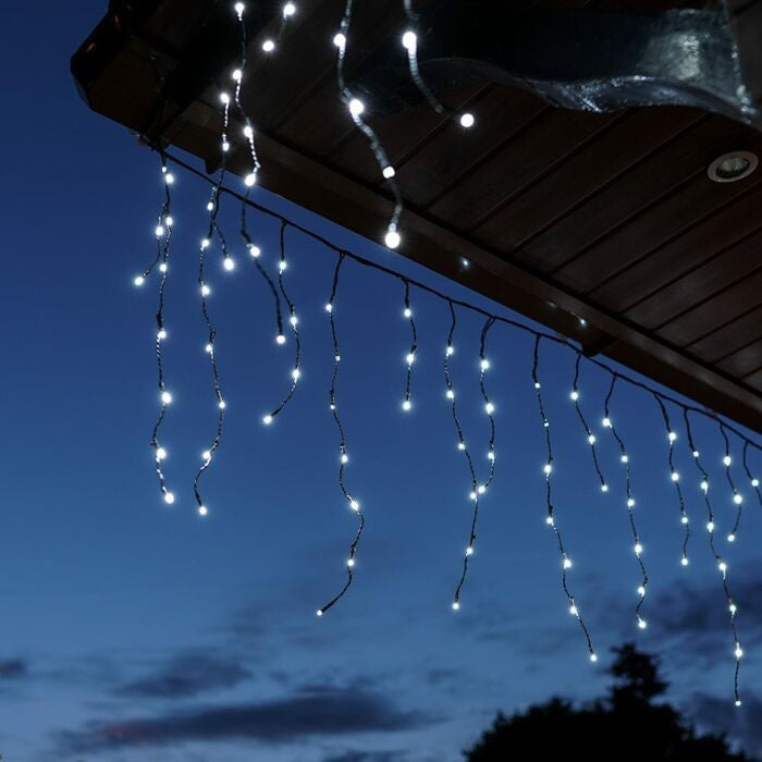 Instalatie Craciun Profesionala de Exterior IP65, 10 m, 240 Led-uri Mari ,Franjuri, Alb rece, Flash, Alimentator, Interconectabila, Prelungitor 6.5 m inclus, Fir Negru Cauciucat, 220v, Flippy - vivimall.ro