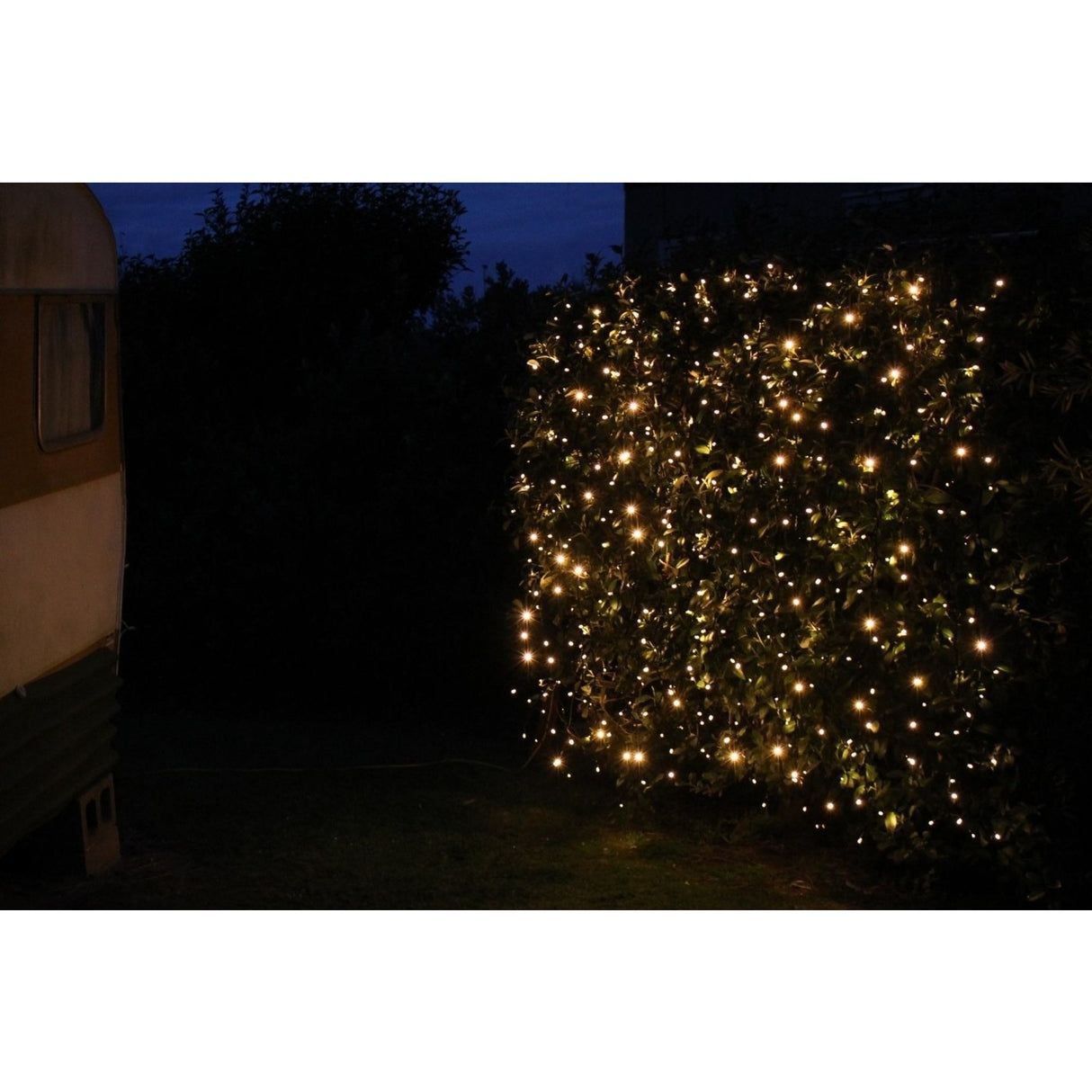 Instalatie Craciun Profesionala de Exterior IP65, Tip Perdea, 26m x 2m, 5200 Led-uri Mari, Alb cald, cu flash, Alimentator 1,5 m, Interconectabila, Fir negru, Vivimall - vivimall.ro