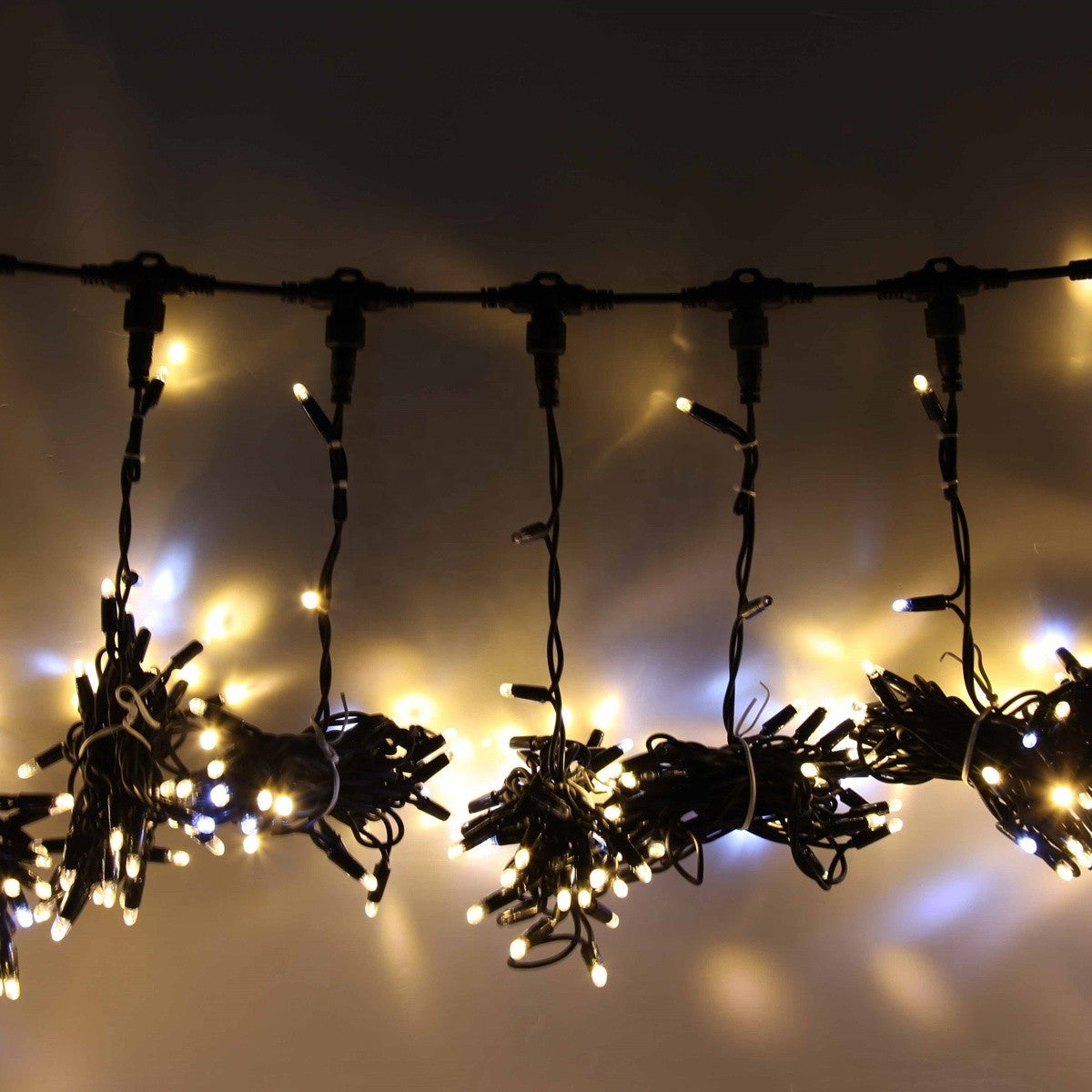 Instalatie Craciun Profesionala de Exterior IP65, Tip Perdea, 2m x 2m, 400 Led-uri Mari, Alb cald, cu flash, Alimentator 1,5 m, Interconectabila, Fir negru, Vivimall - vivimall.ro