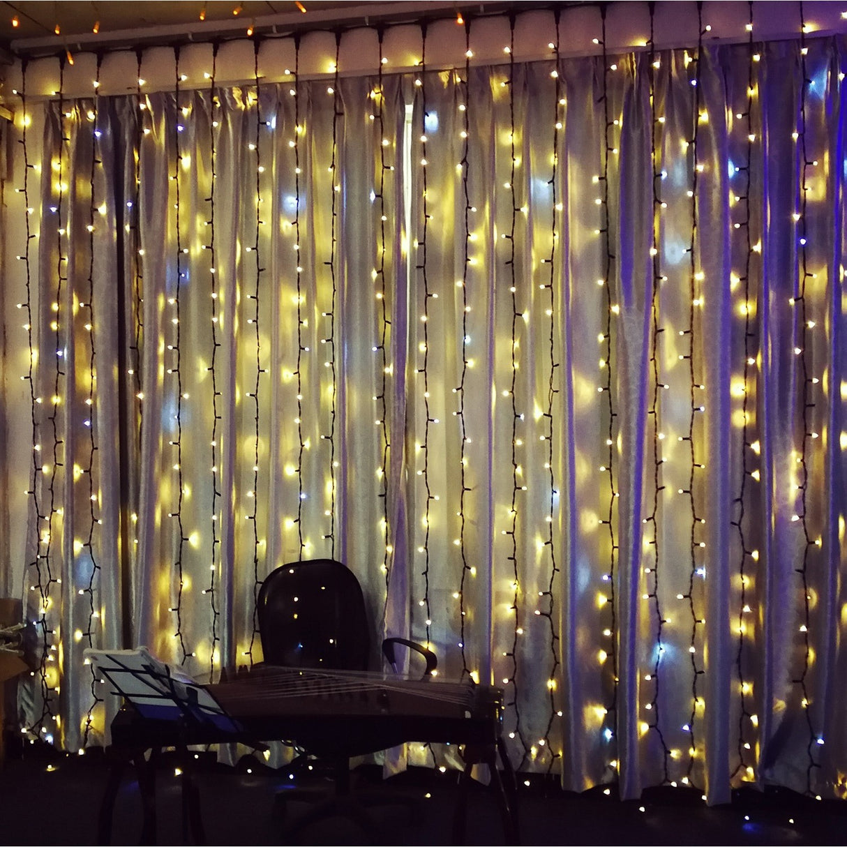 Instalatie Craciun Profesionala de Exterior IP65, Tip Perdea, 2m x 5m, 1000 Led-uri Mari, Alb cald, cu flash, Alimentator si prelungitor 6,5 m, Interconectabila, Fir negru, Vivimall - vivimall.ro