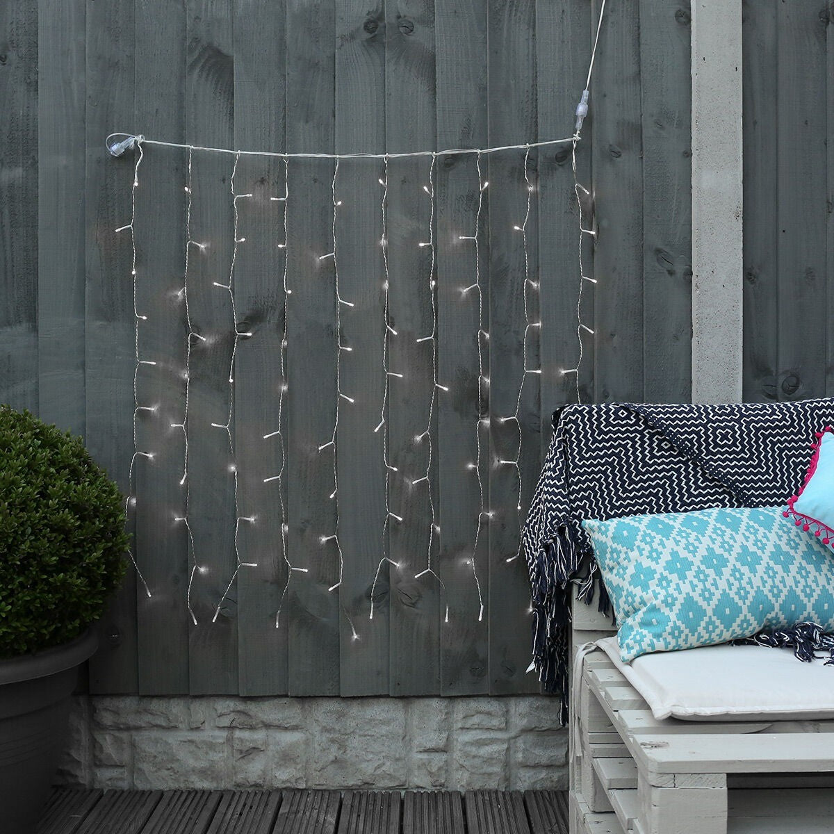 Instalatie Craciun, Tip Perdea, IP44, 9 m x 3 m, 720 LED-uri, Alb rece, cu 8 jocuri de lumini, 31 V, 9W, Interconectabila, Prelungitor 3 m inclus, Fir transparent, Interior/ Exterior, Vivimall - vivimall.ro