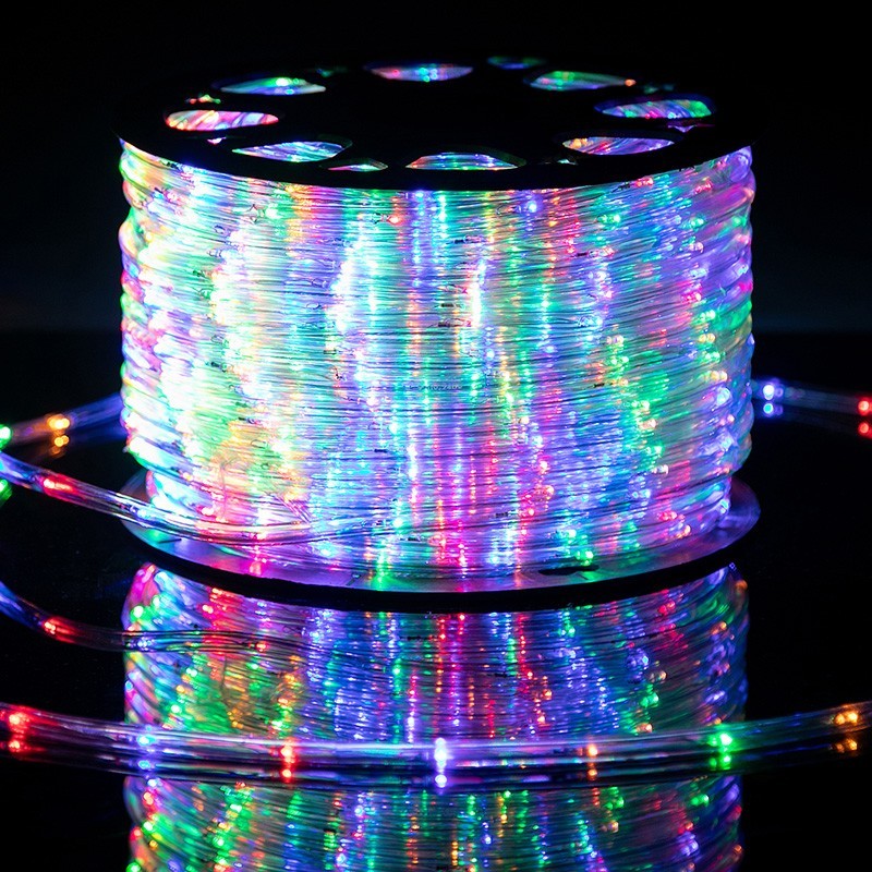 Furtun LED Flippy 100m montat pe acoperiș, efect luminos multicolor pe timp de noapte