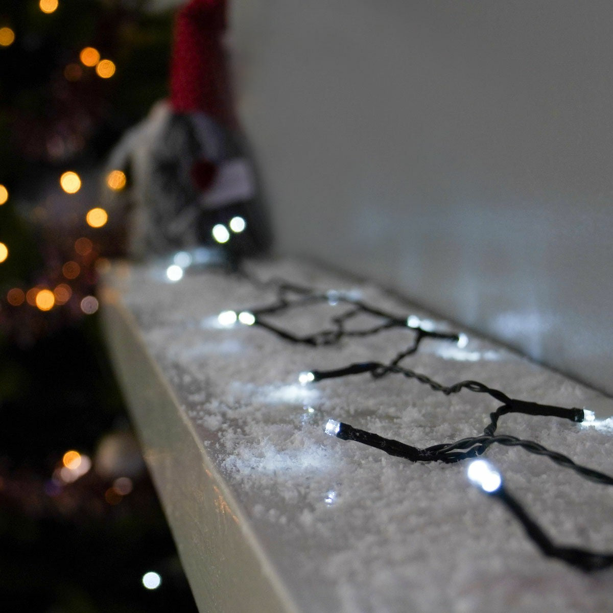 Instalatie de Craciun liniara Yoto, 10 m, din care 1 m cablu priza 220V, 100 LED, 8 jocuri de lumini, controler, fir negru, alb rece - vivimall.ro