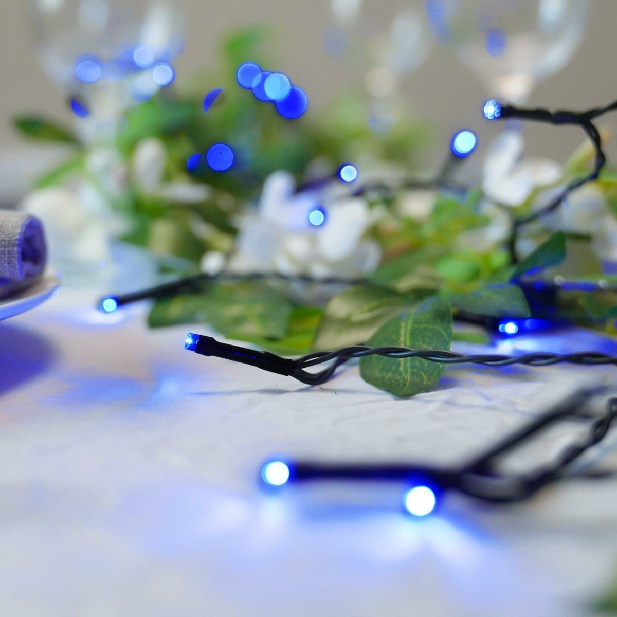 Instalatie de Craciun liniara Yoto, 10 m, din care 1 m cablu priza 220V, 100 LED, 8 jocuri de lumini, controler, fir negru, albastru - vivimall.ro