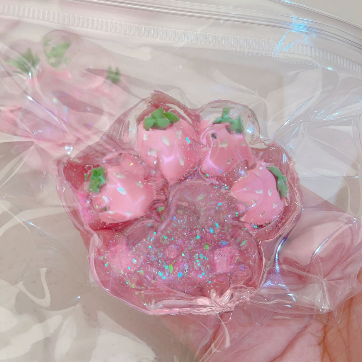 Jucarie Antistres Squishy, Vivimall, cu Revenire Lenta, Squeeze Pinch Family, Model Labuta de Pisica cu Sclipici, 6.5x6 cm, 60g, Ambalaj Transparent, Roz - vivimall.ro