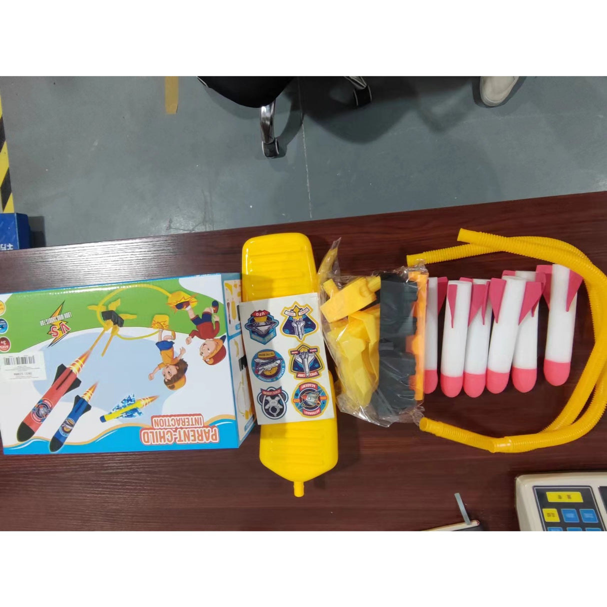 Jucarie pentru copii, lansator rachete cu piciorul, doua lansatoare, 6 rachete cu lumini