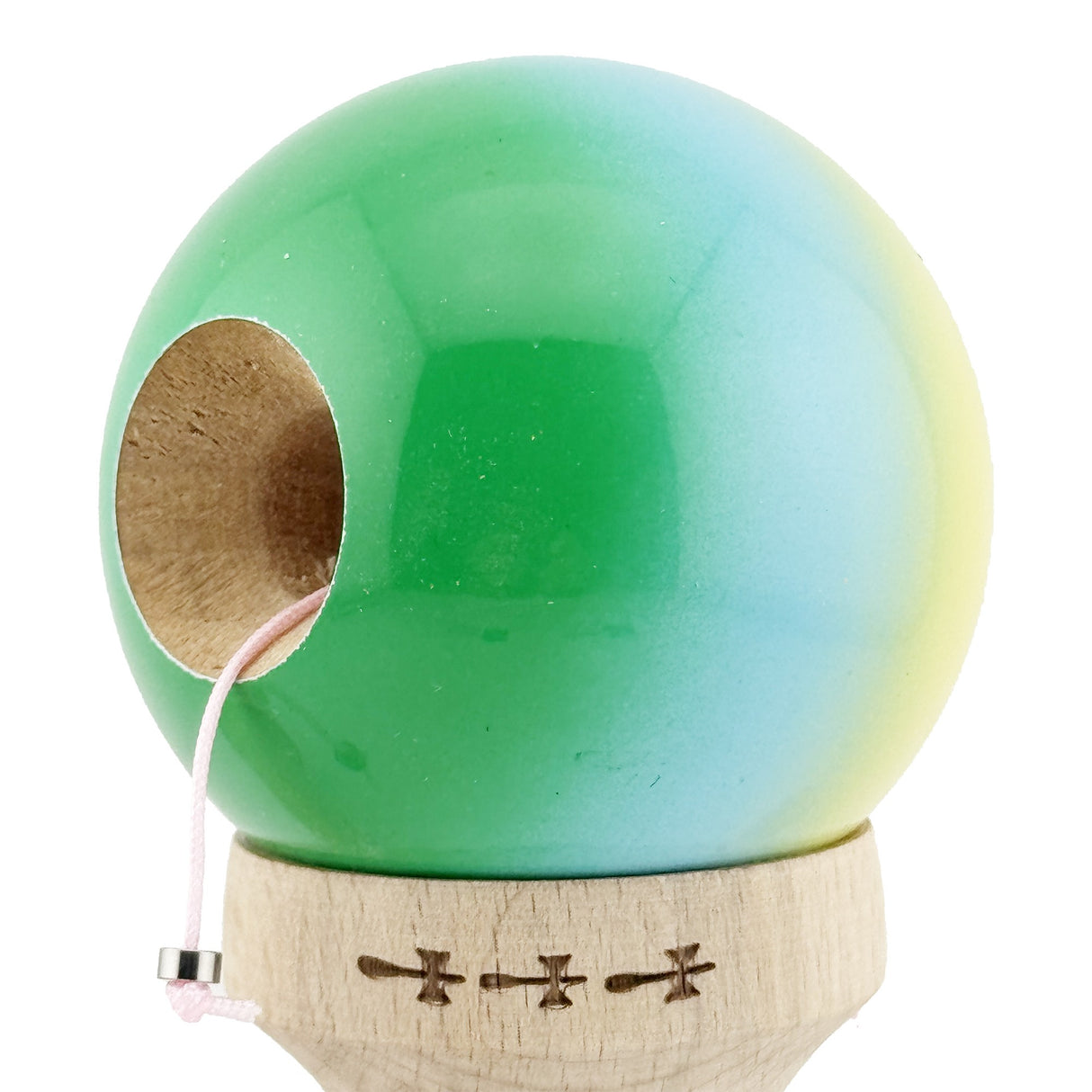 Kendama X Originala, Profesionala, Vivimall, Big Cups V2, Super Sticky cu Cupe Mari, din lemn 18 cm, Rulment Metalic cu Ata 55 cm, Galben/Albastru/Verde - vivimall.ro