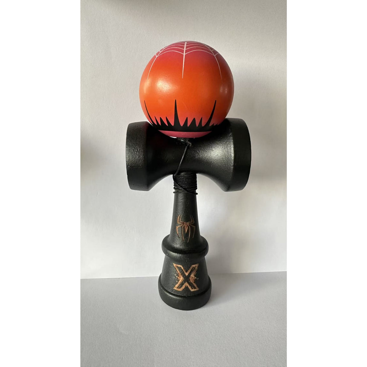 Kendama X Originala , Profesionala, Vivimall, Cupe Mari KING SIZE V3, Super Sticky, Gaura in Baza, Rulment Metalic, din lemn 18 cm, Ata 62/65 cm- BLACK Spider King - vivimall.ro