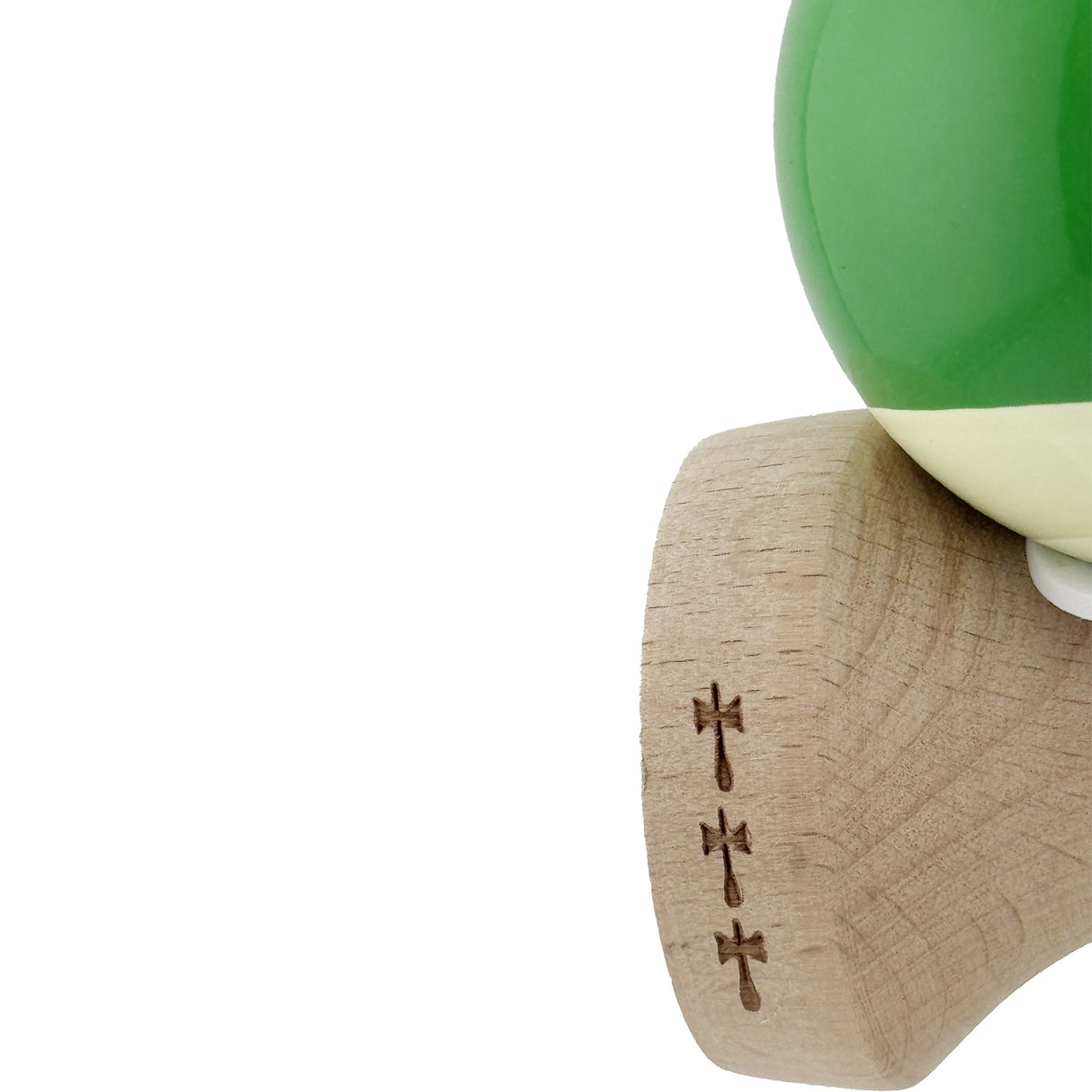 Detaliu cupă mică 4,5 cm și cupă inferioară 4 cm, kendamă profesională verde-alb