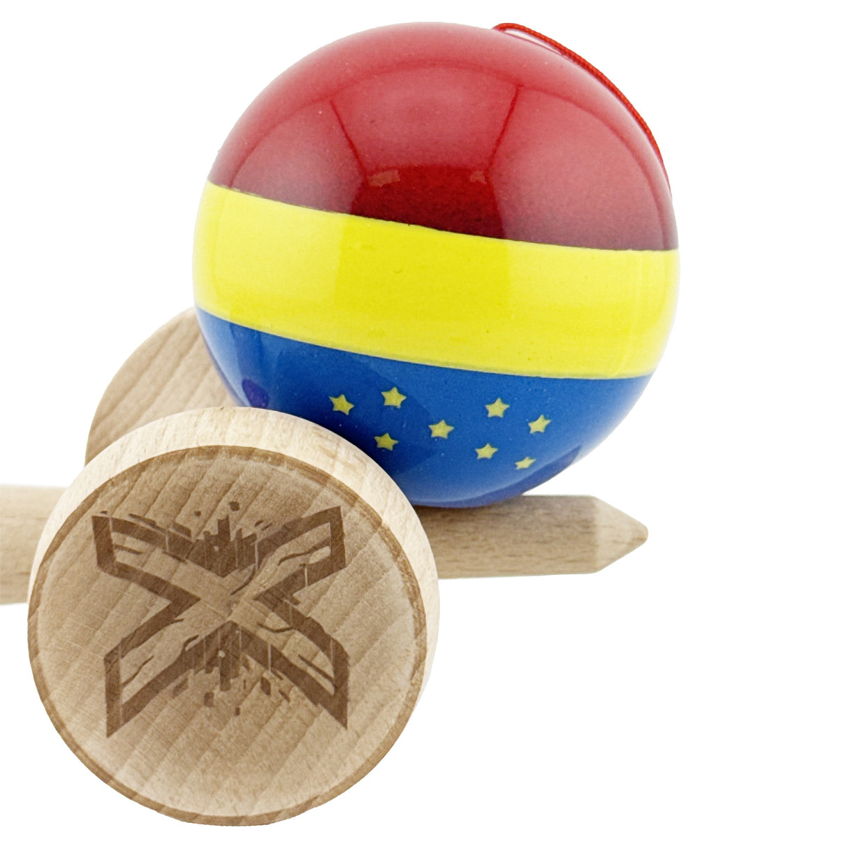Kendamă originală Tricolor cu stele, comparație dimensiuni cupă mare și cupă mică