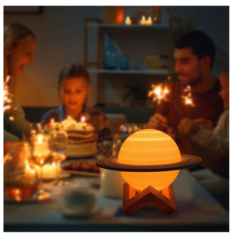 Lampa de veghe cu telecomanda in forma de Saturn 3D Saturn Light 16 culori, alimentare baterii, stand lemn inclus, 15 cm, Vivimall - vivimall.ro