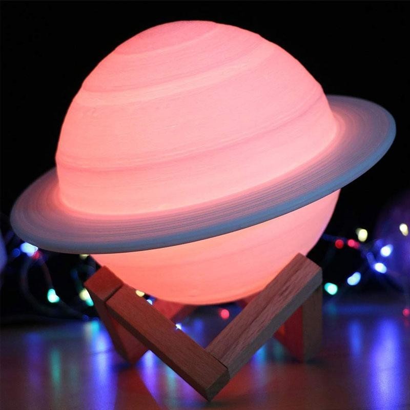 Lampa de veghe cu telecomanda in forma de Saturn 3D Saturn Light 16 culori, alimentare baterii, stand lemn inclus, 15 cm, Vivimall - vivimall.ro