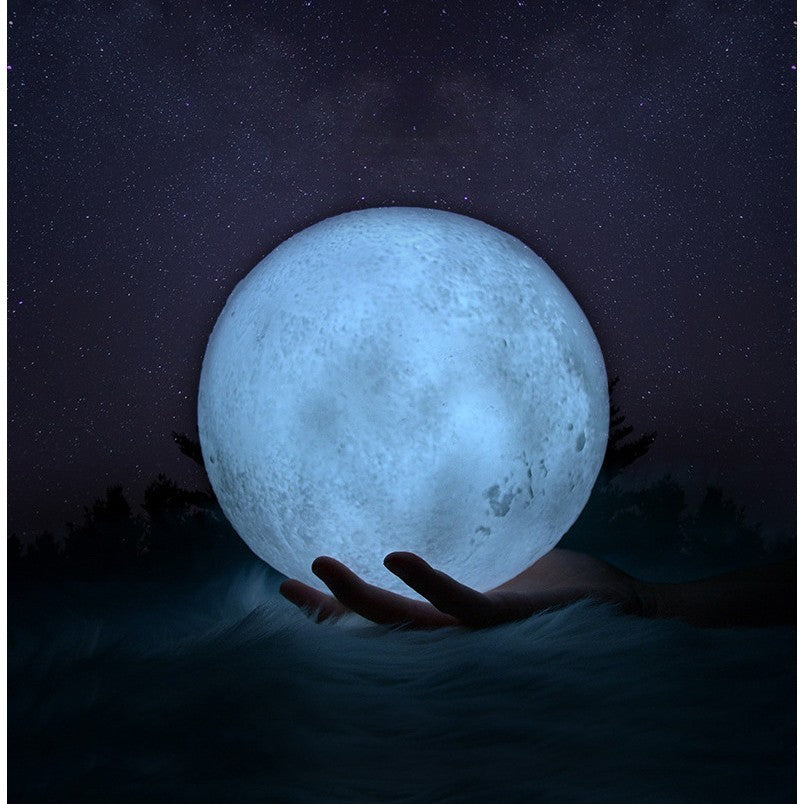 Lampa de veghe in forma de luna 3D Moon Light Alb Rece, alimentare baterii, stand plastic inclus, 8 cm, Vivimall - vivimall.ro