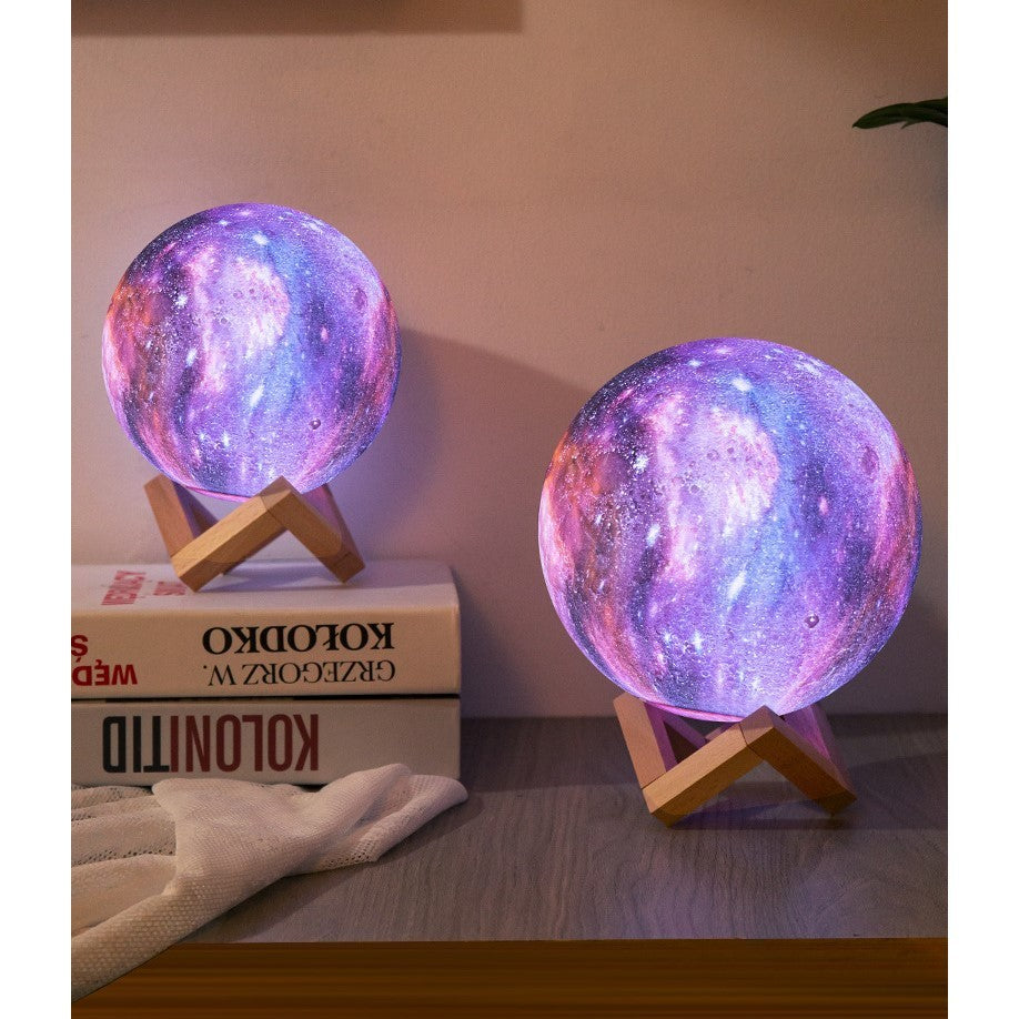 Lampa de veghe in forma de luna cu stele 3D Moon Light, alimentare baterii, stand din lemn inclus, 10 cm, Vivimall - vivimall.ro