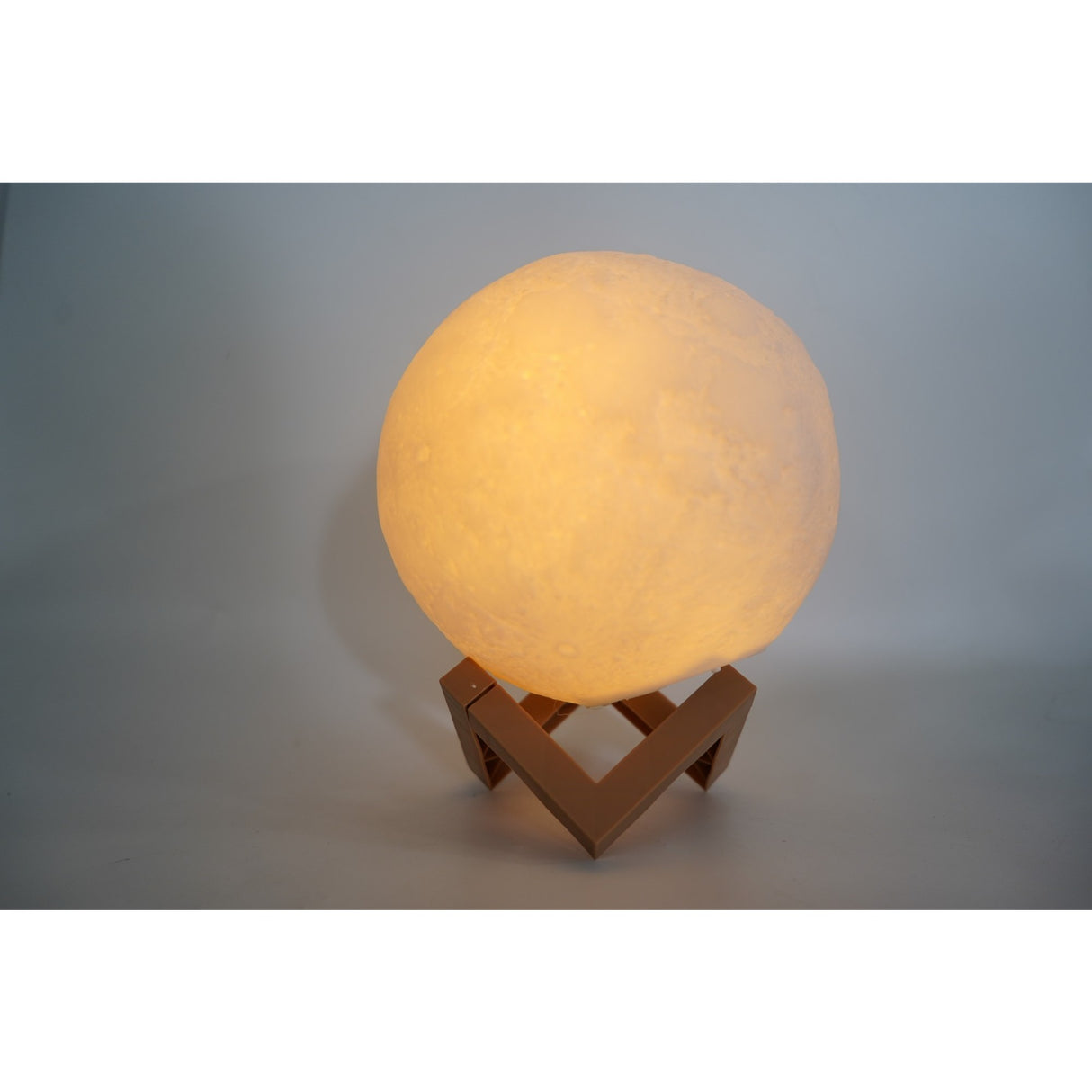 Lampa de veghe luna3D Moon Light, lumina LED alb cald, alimentare baterii, stand din plastic, 18 cm, Vivimall - vivimall.ro
