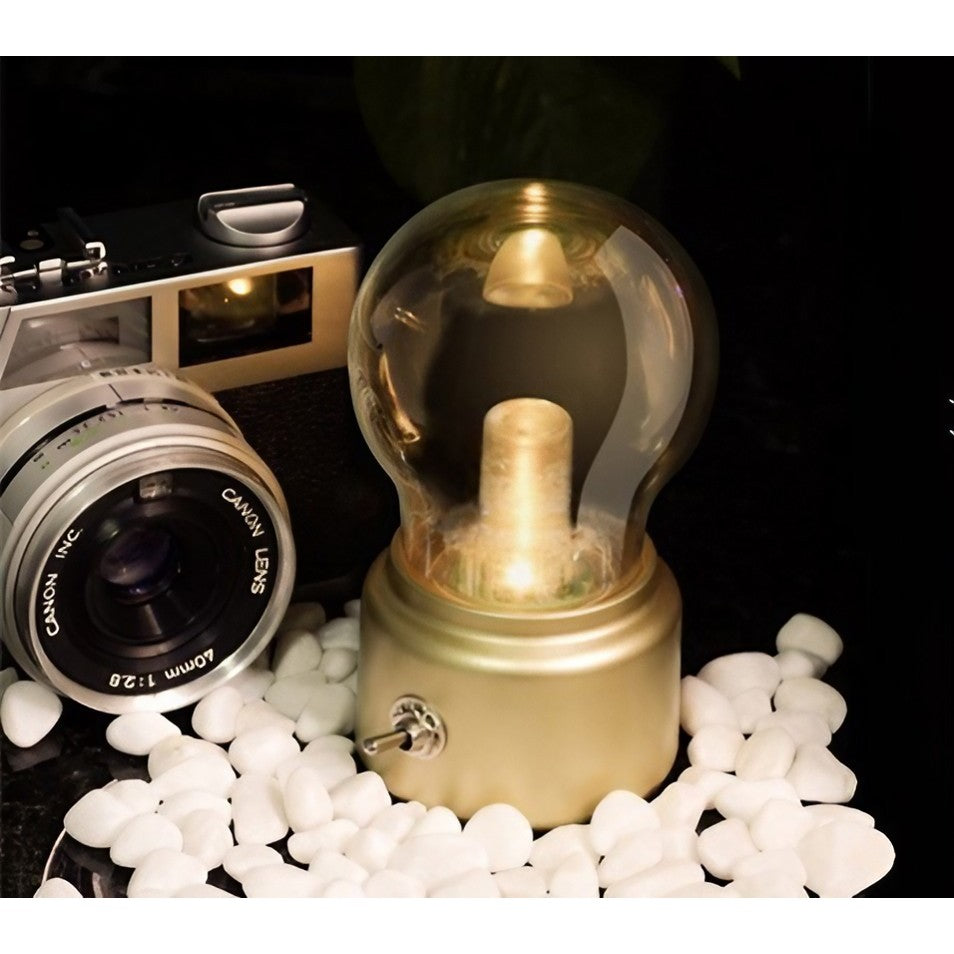 Lampă LED retro bej transparent pe birou, decor scandinav, unghi trei sferturi