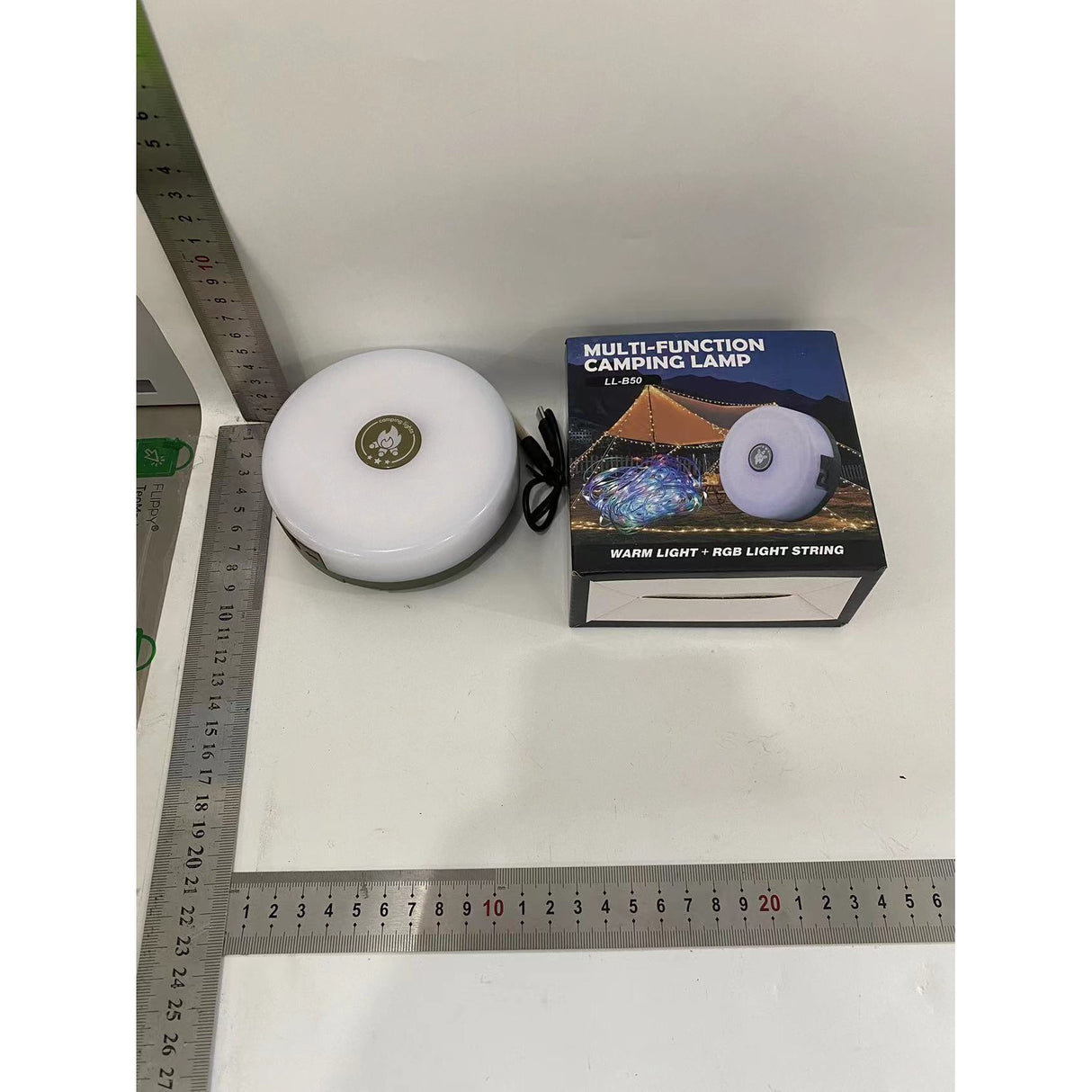 Lampă LED camping alb-verde aprinsă, iluminare uniformă, distanță 10 metri, vedere laterală