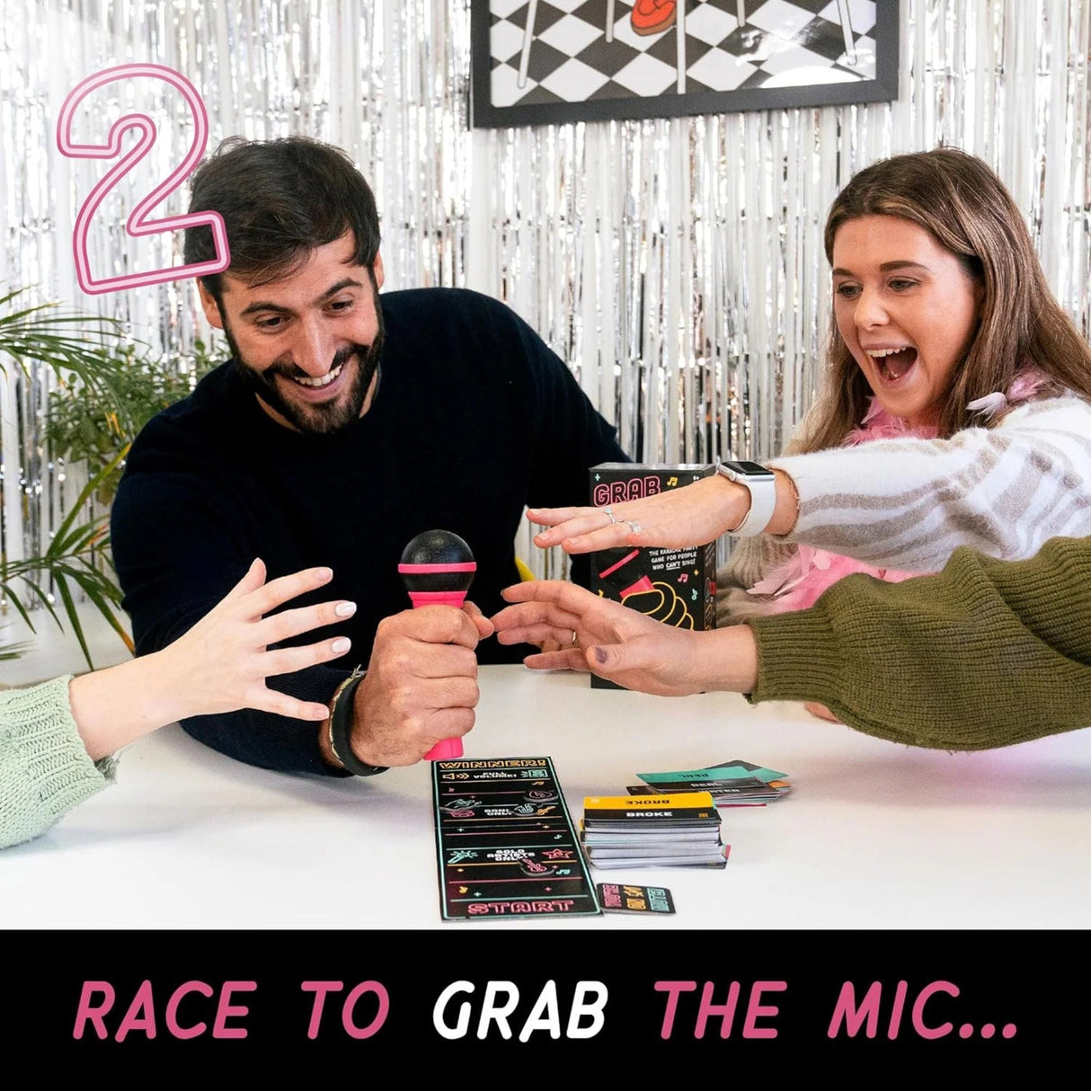 Joc de Societate Grab The Mic, Flippy, Tip Karaoke, 125 de Carti cu Cuvinte, Microfon din Spuma, Tabla de Joc, Jetoane, 11.5 x 22 x 7 cm, Negru/Roz- - vivimall.ro